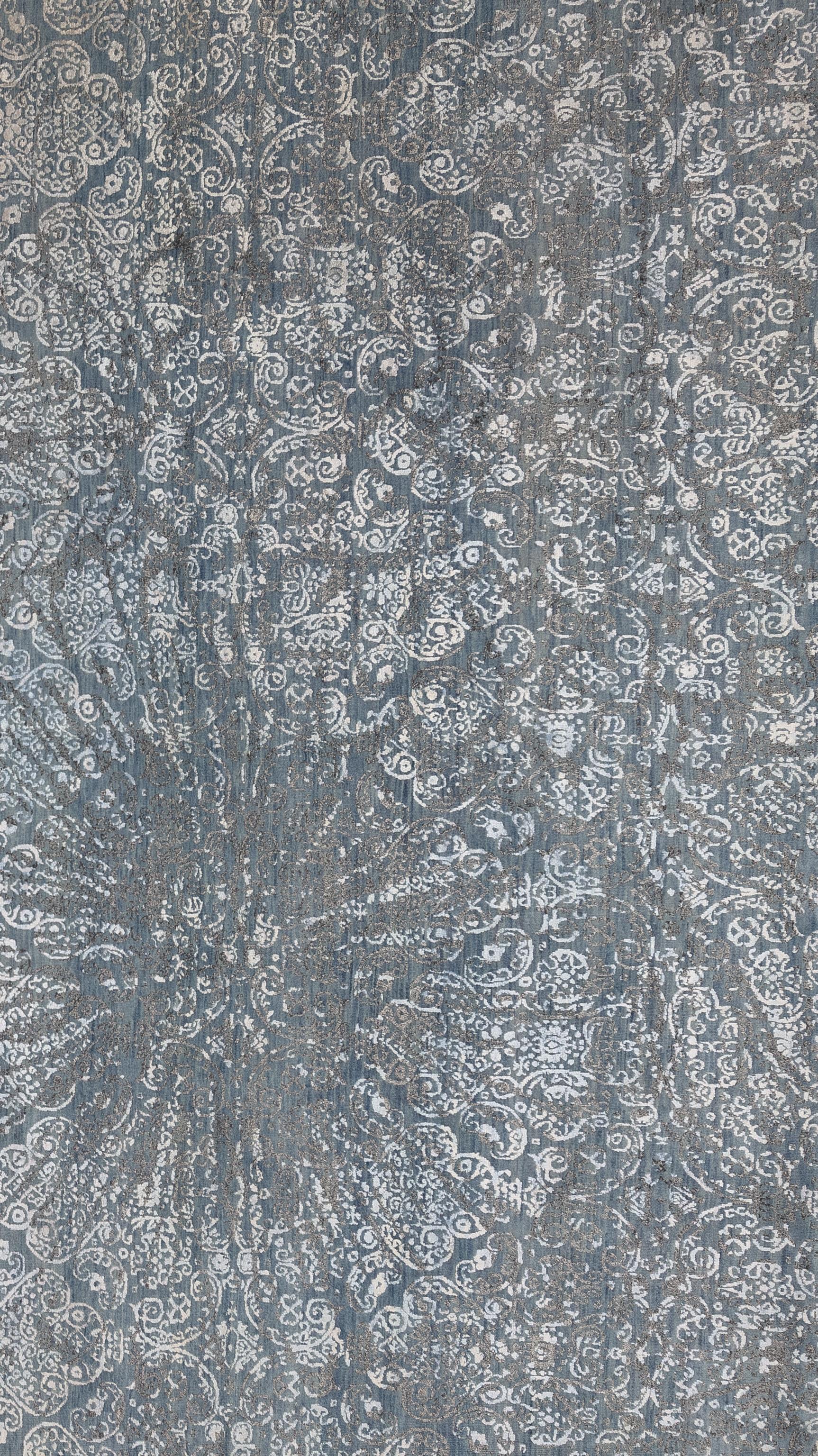 Wir stellen unseren exquisiten zeitgenössischen Teppich vor, ein Meisterwerk der Eleganz und Raffinesse, das in Indien von geschickten Kunsthandwerkern handgefertigt wird. Dieser Teppich aus feinster Wolle aus der Region hat eine luxuriöse Textur,