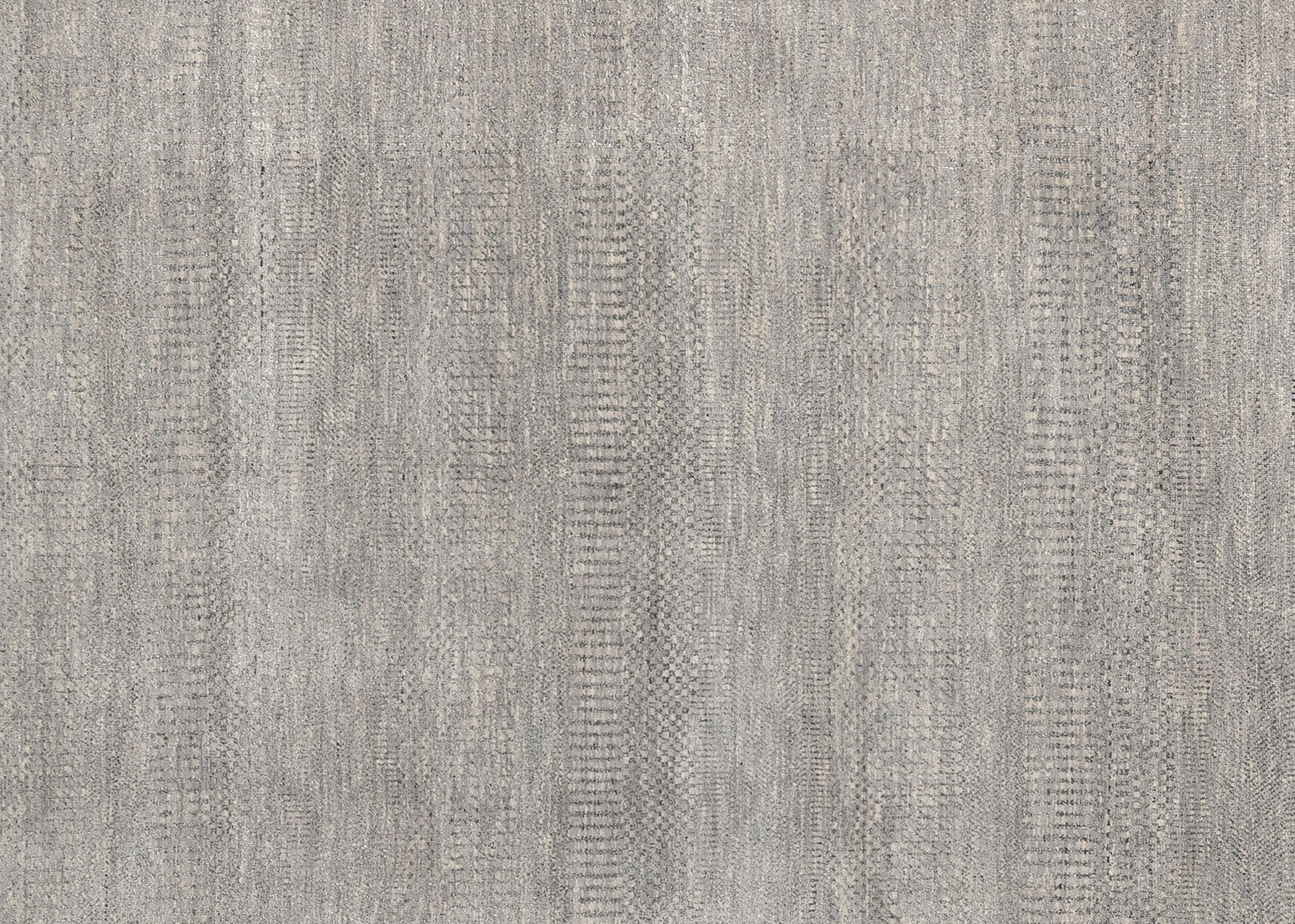 Entra nel lusso moderno con questo tappeto contemporaneo, un'aggiunta perfetta per elevare il tuo spazio. Questo tappeto vanta un design elegante con audaci motivi geometrici che lo rendono un pezzo forte in qualsiasi stanza. I toni neutri