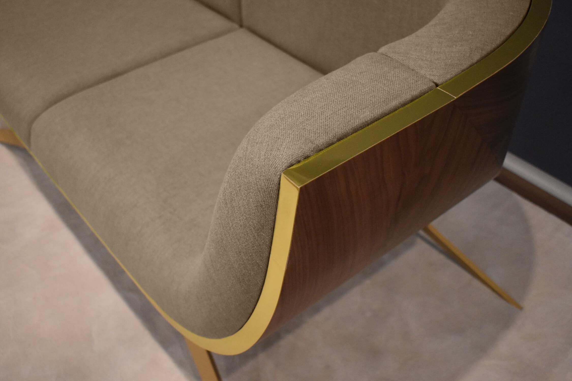 Modernes dreisitziges Sofa aus Holz mit geschwungener Rückenlehne aus Eisenholz, poliertem Messing und Goldausführung (Portugiesisch) im Angebot