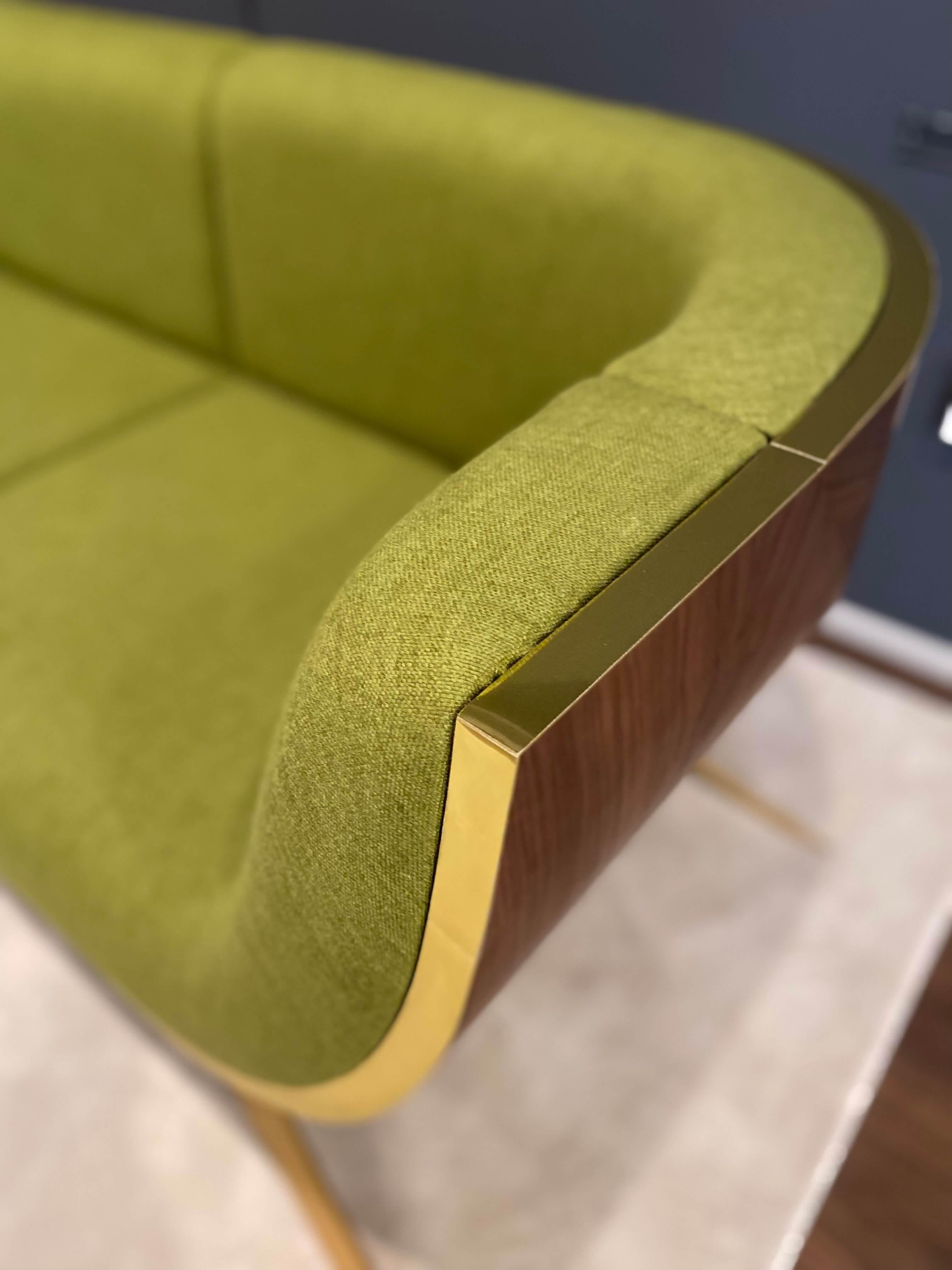 Modernes dreisitziges Sofa aus Holz mit geschwungener Rückenlehne aus Eisenholz, poliertem Messing und Goldausführung (21. Jahrhundert und zeitgenössisch) im Angebot