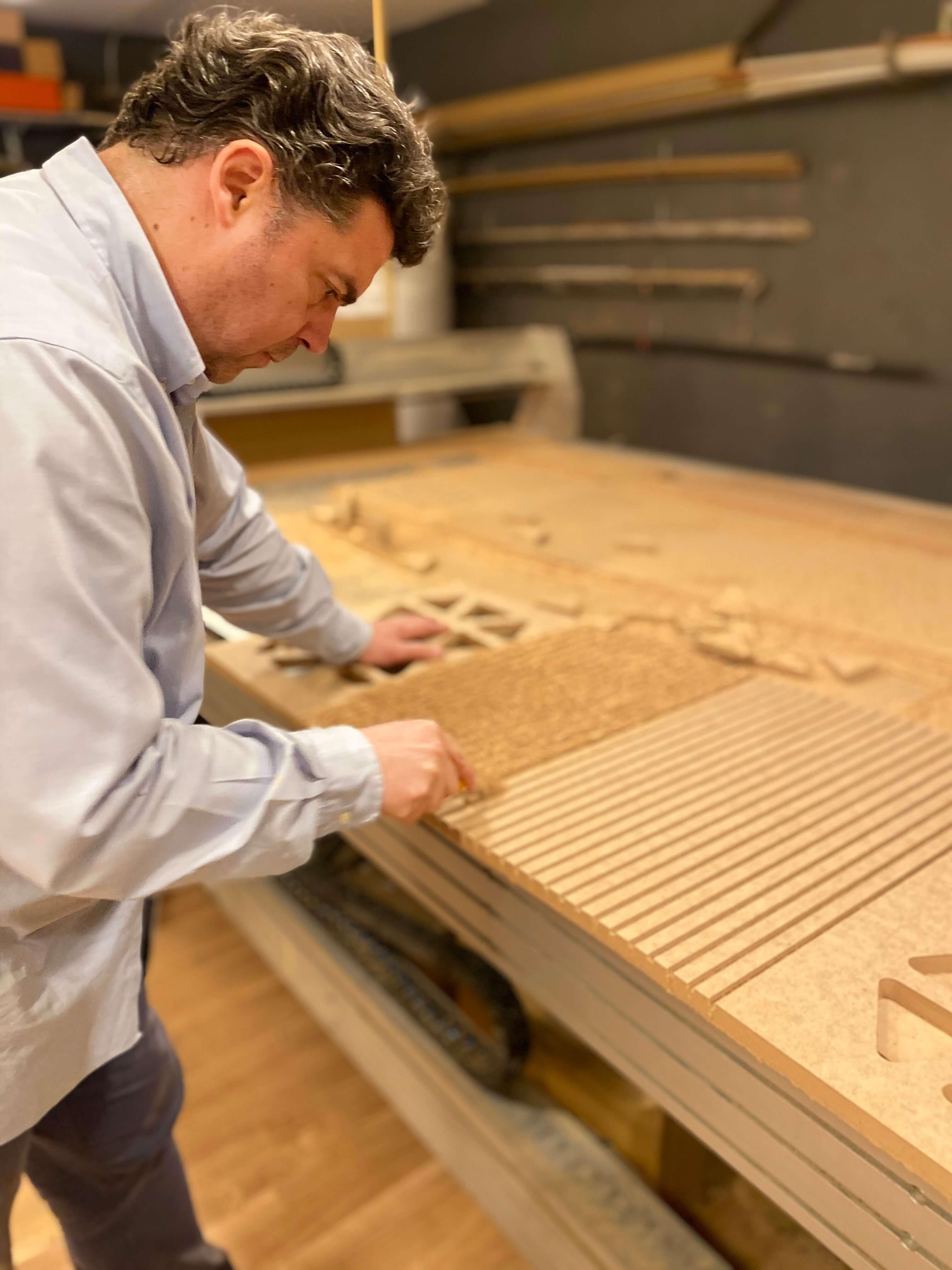 Modernes dreisitziges Sofa aus Holz mit geschwungener Rückenlehne aus Eisenholz, poliertem Messing und Goldausführung (Stahl) im Angebot