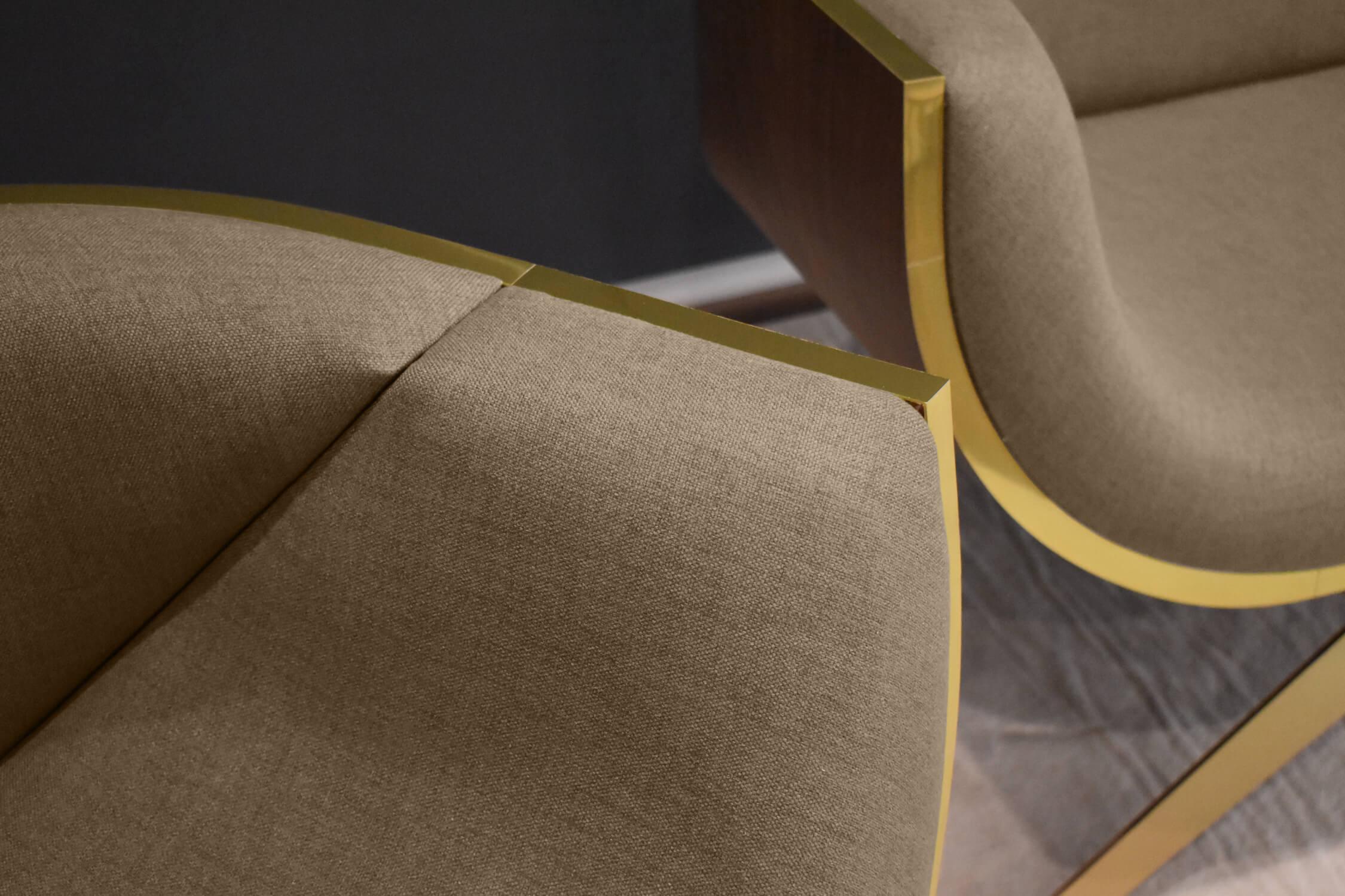 Modernes Zweisitzer-Sofa Gebogene Rückenlehne aus Holz Eisenholz Poliertes Messing Gold Finish (Portugiesisch) im Angebot