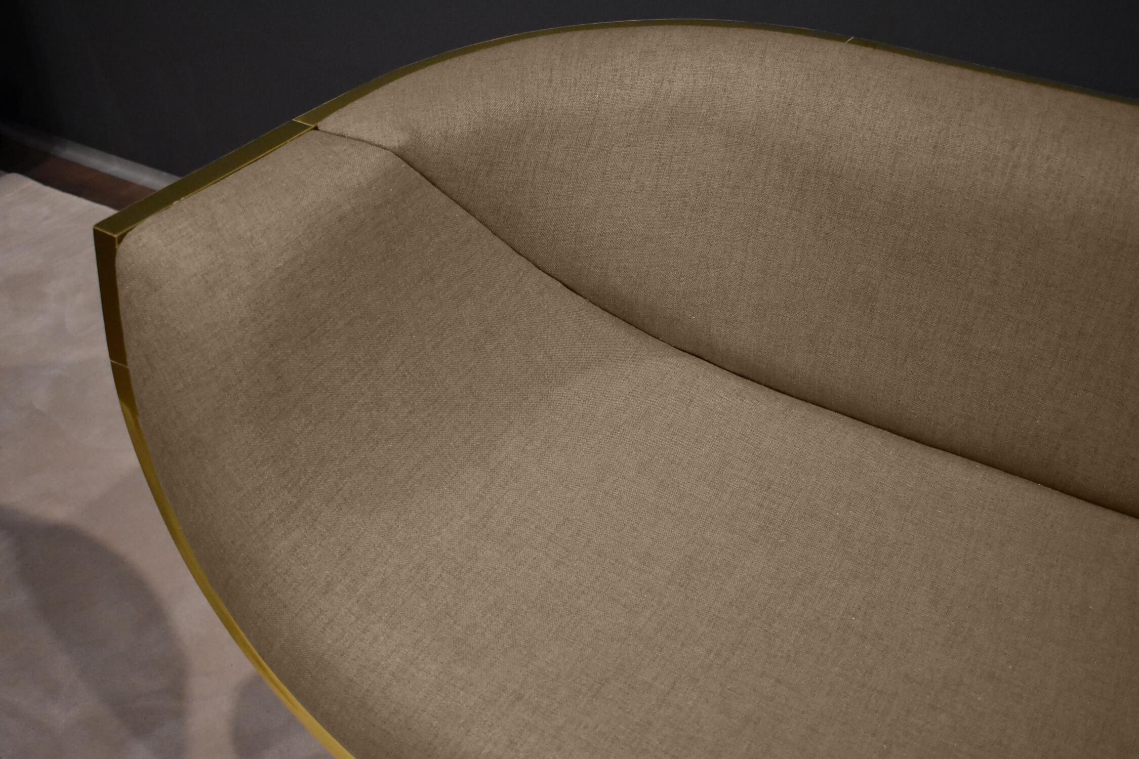 Modernes Zweisitzer-Sofa Gebogene Rückenlehne aus Holz Eisenholz Poliertes Messing Gold Finish (Handgefertigt) im Angebot