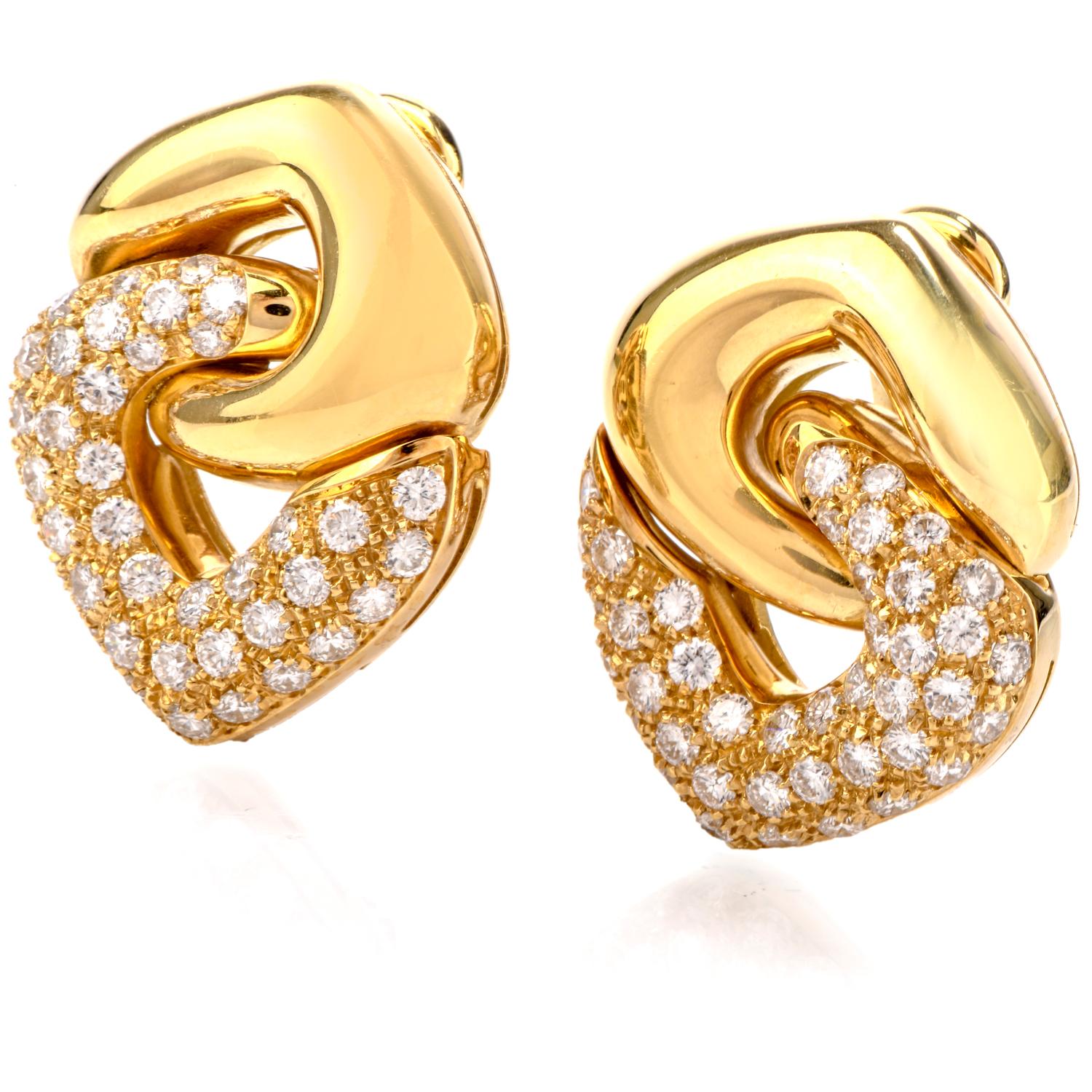 Diese exquisiten hellen und lebendigen Designer-Ohrringe wurden aus 18 Karat Gold gefertigt. 

 Mit einem kühnen, hochglanzpolierten Segment auf der Oberseite

und darunter ist ein mit Diamanten besetztes Segment aufgehängt.

Der Kontrast zwischen