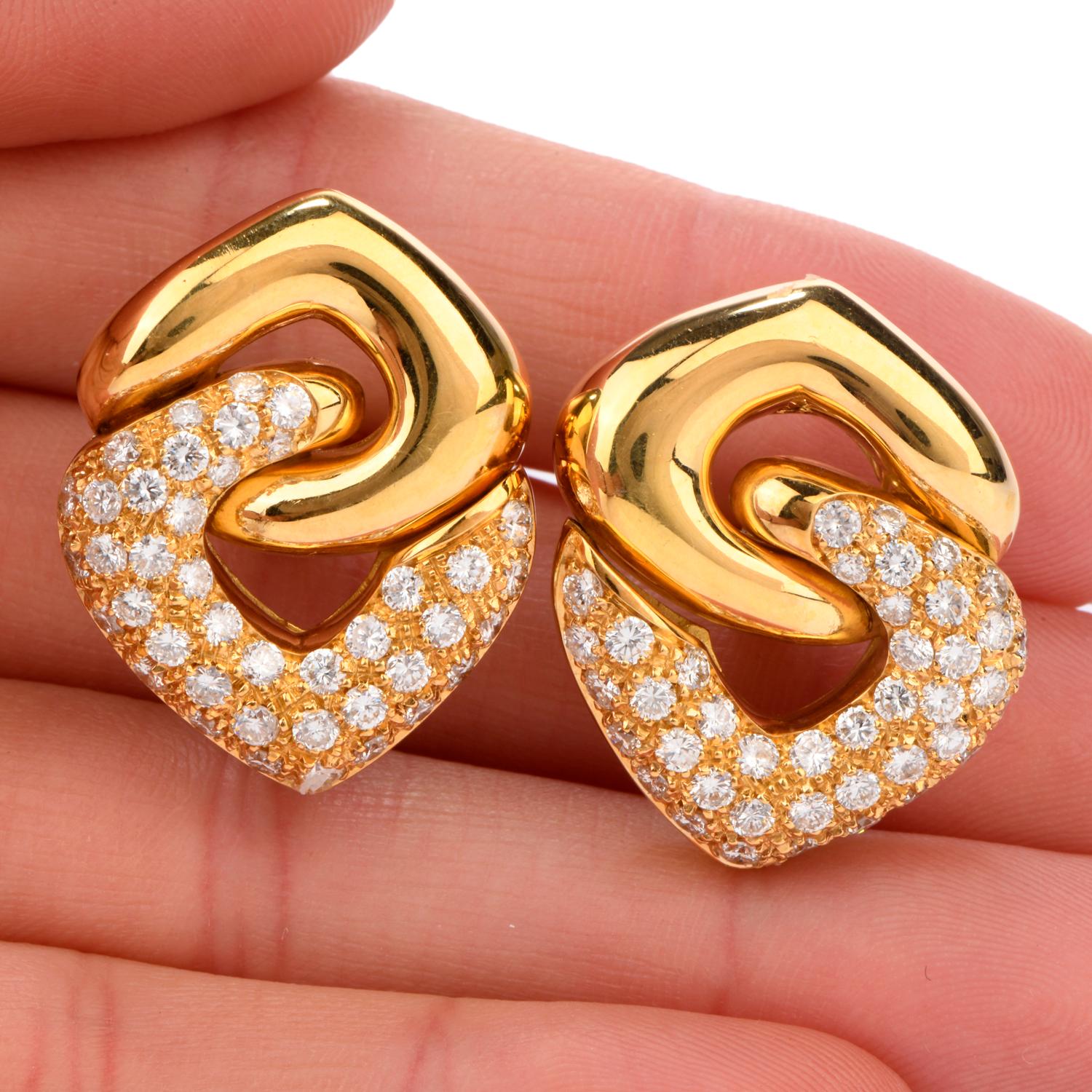 Taille ronde Clips d'oreilles à clips Omega en diamants 18 carats du XXIe siècle en vente