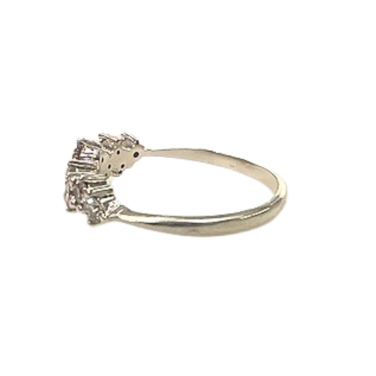 Cette bague moderne du 21e siècle est réalisée en or 18 carats et ornée de diamants. 
Il pèse 1,77 gramme et est de taille EU 47 / US 4 / ES 7. 
La bague comprend 10 diamants taille brillant, totalisant 0,40 carats, de pureté VS-SI et de couleur