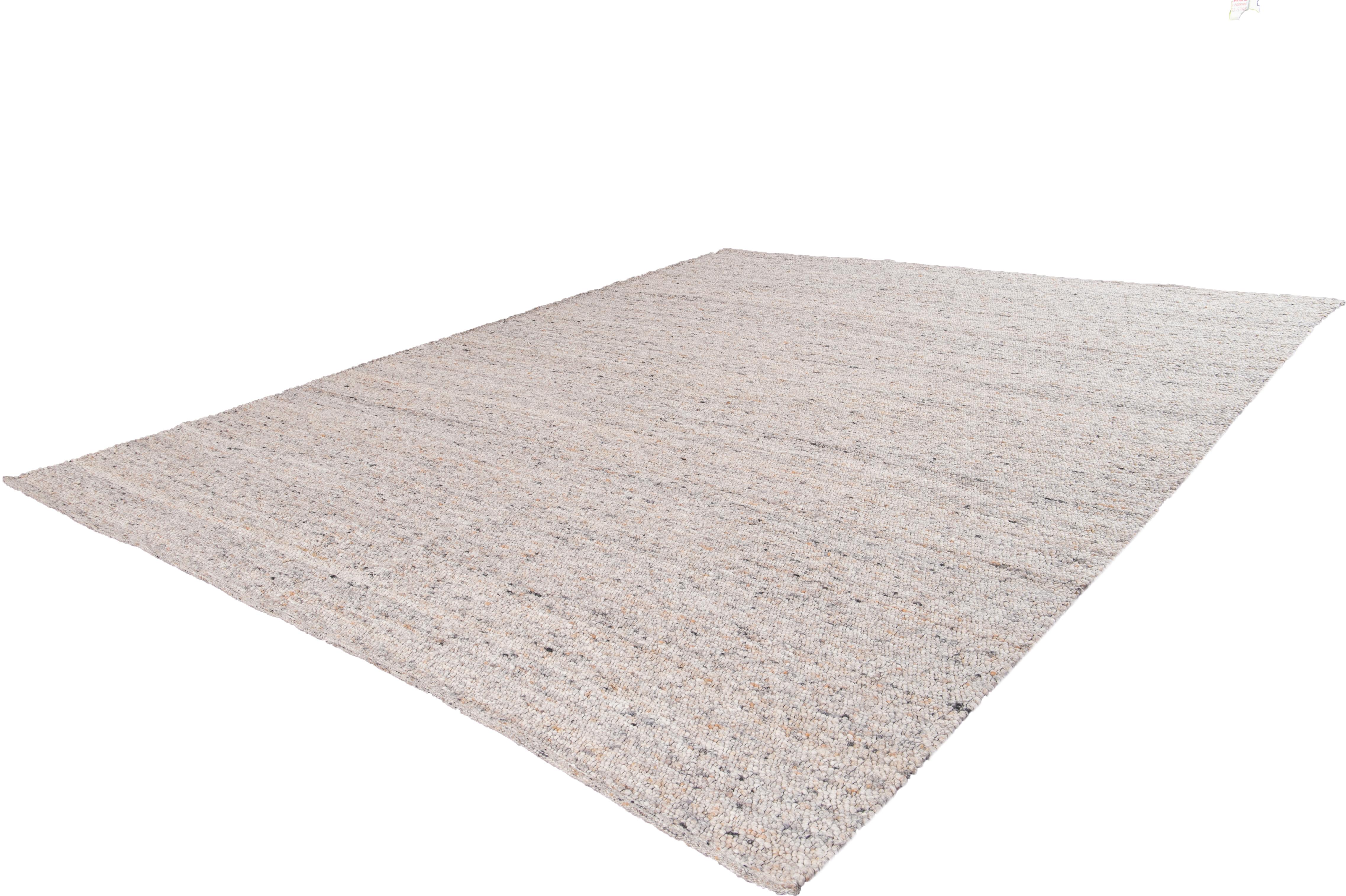 Preciosa alfombra de textura contemporánea, anudada a mano en lana con un campo de color tostado, gris claro y toques naranjas.

Esta alfombra mide 12' 0