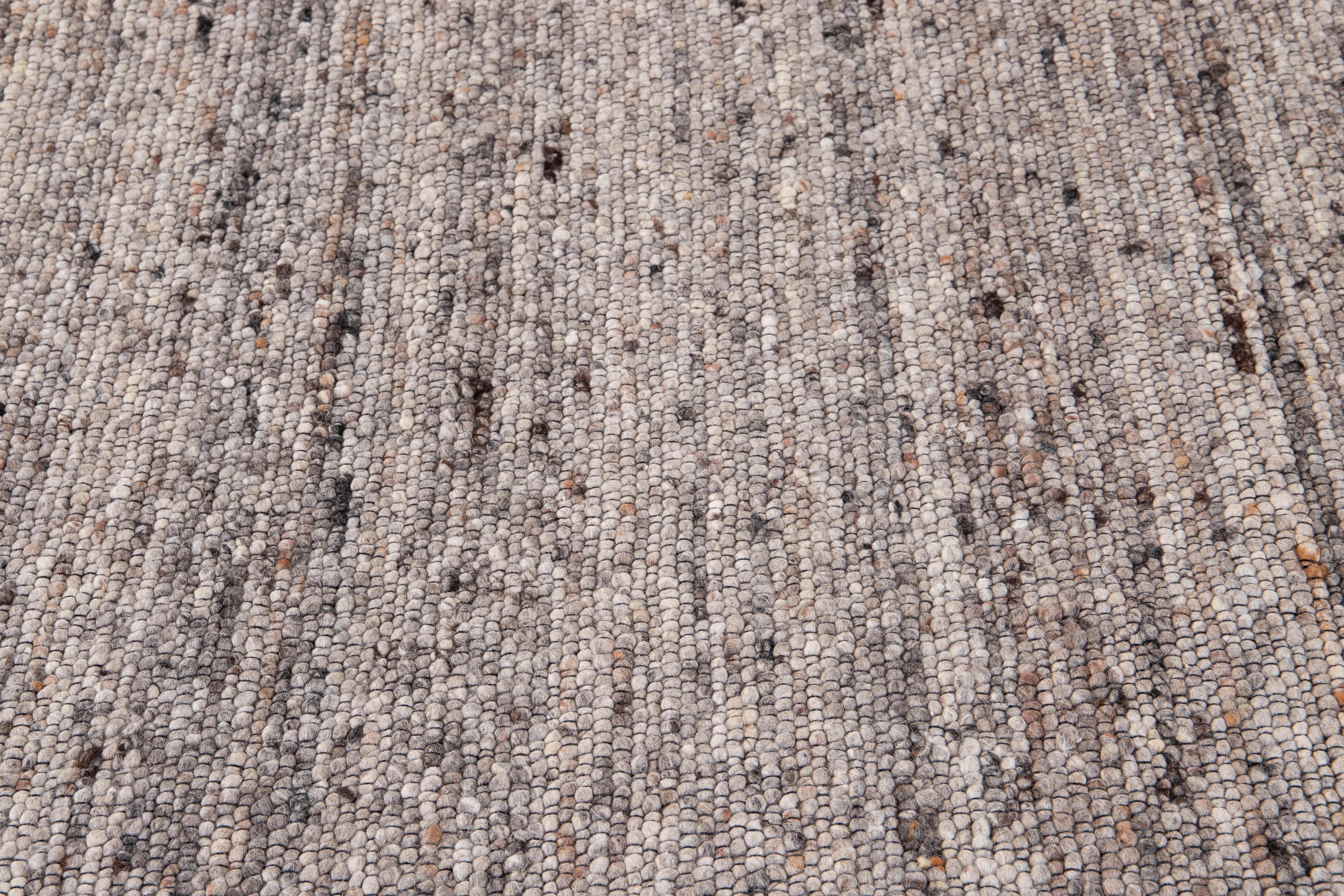Annodato a mano Tappeto in lana con texture infeltrita del 21° secolo in vendita