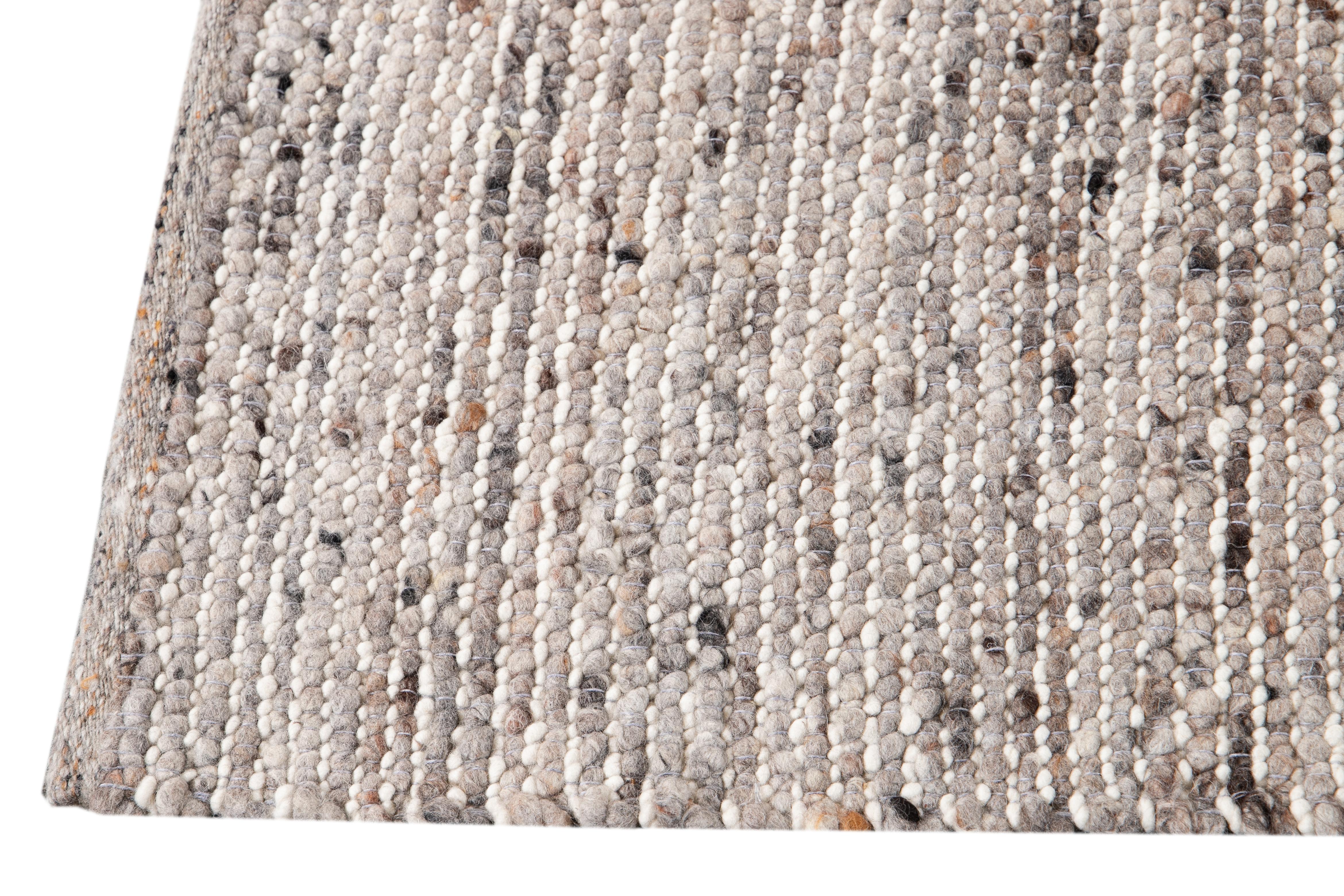 Annodato a mano Tappeto in lana con texture infeltrita del 21° secolo in vendita