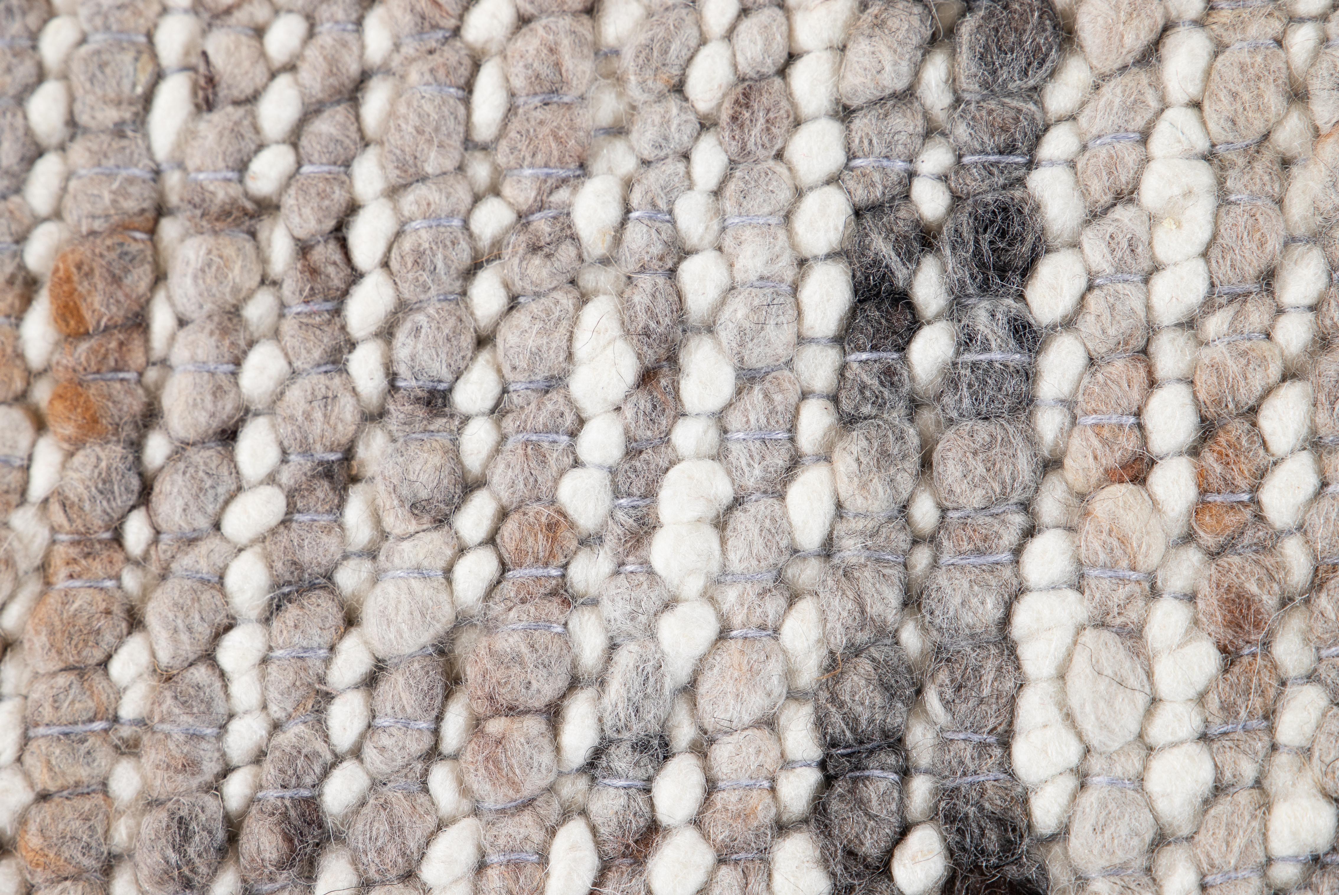 XXI secolo e contemporaneo Tappeto in lana con texture infeltrita del 21° secolo in vendita