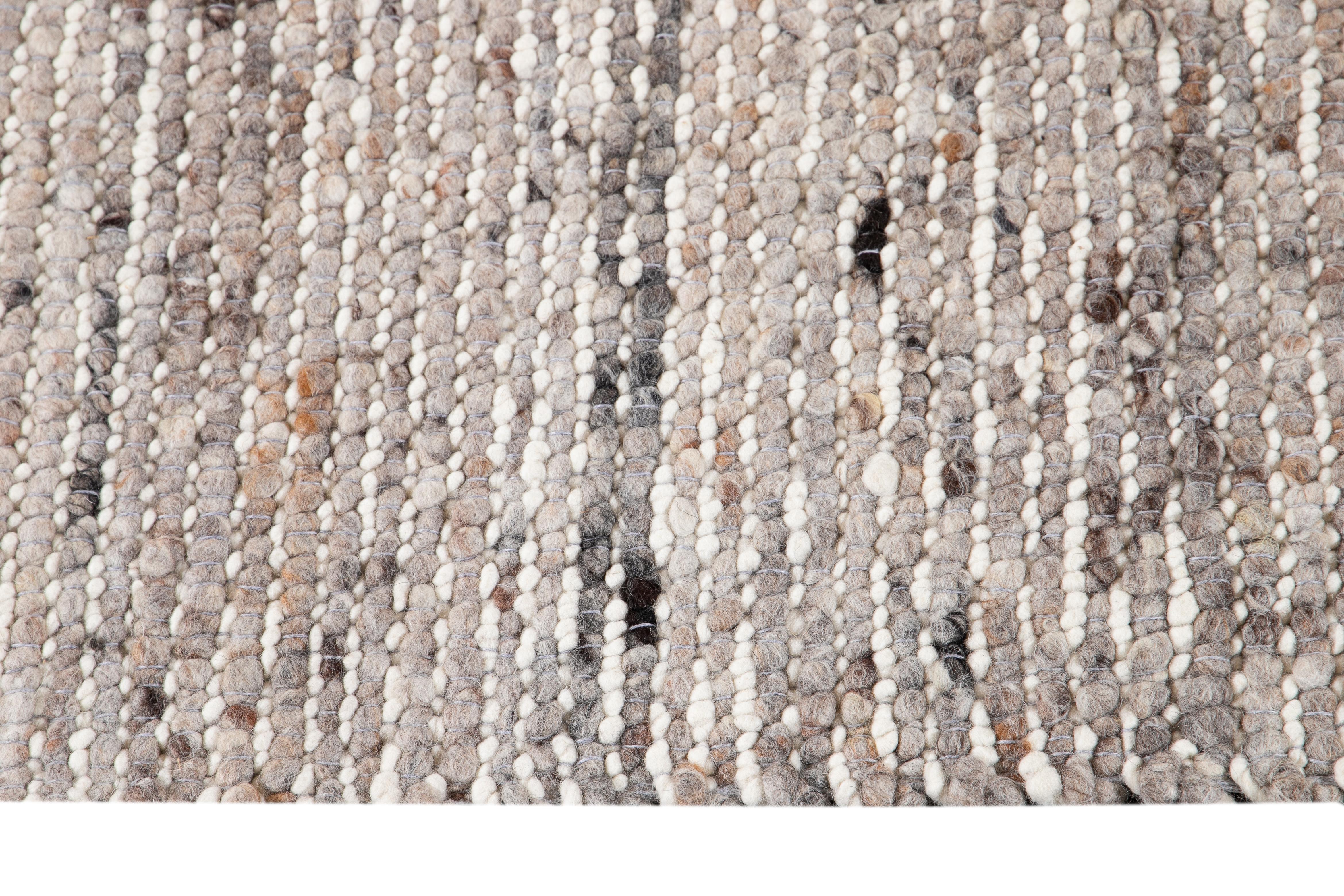 Tappeto in lana con texture infeltrita del 21° secolo in vendita 1
