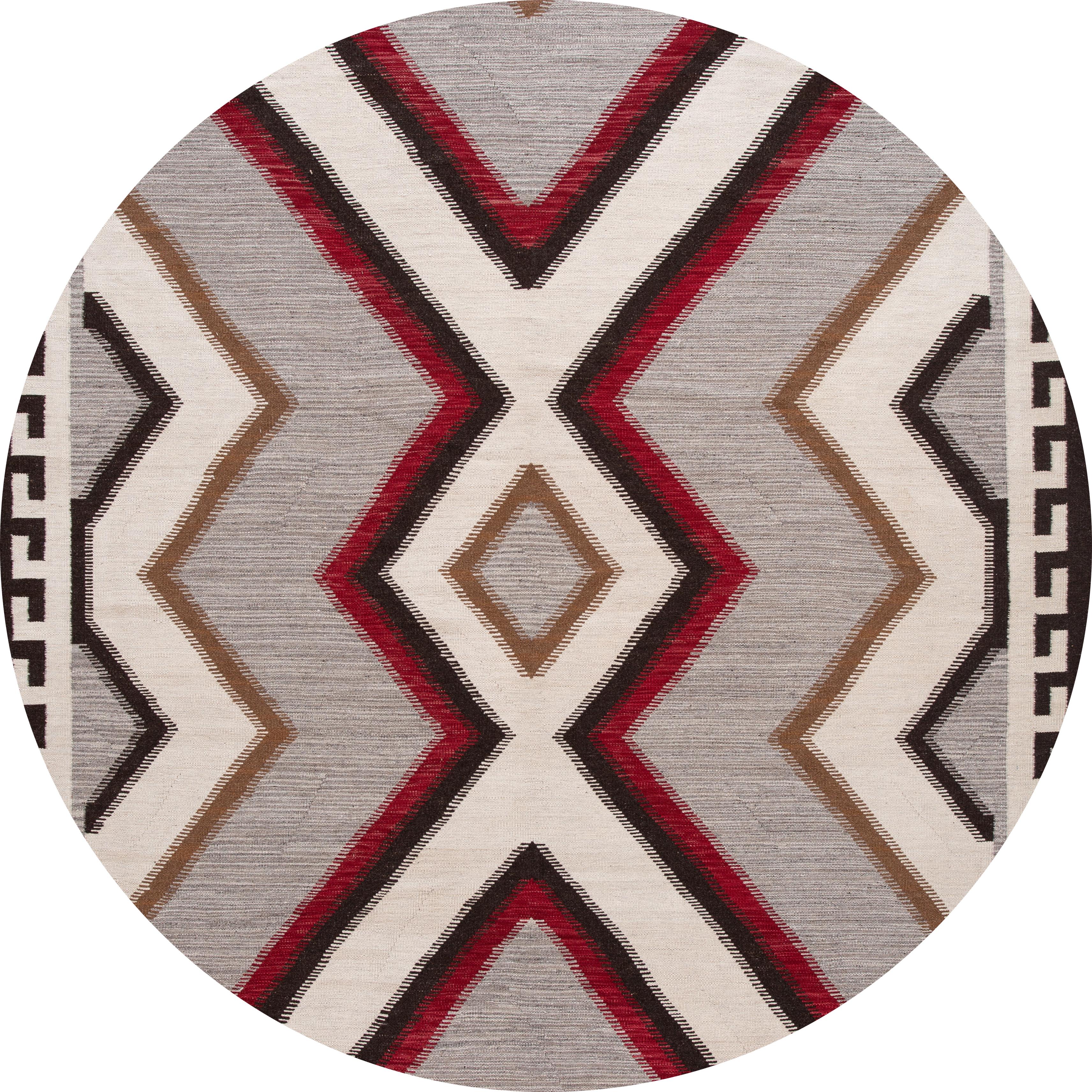 Magnifique tapis contemporain à tissage plat de style Navajo, un tapis en laine tissé à la main avec un champ gris, des accents ivoires et rouges dans un design géométrique all-over.
Ce tapis mesure : 10'2