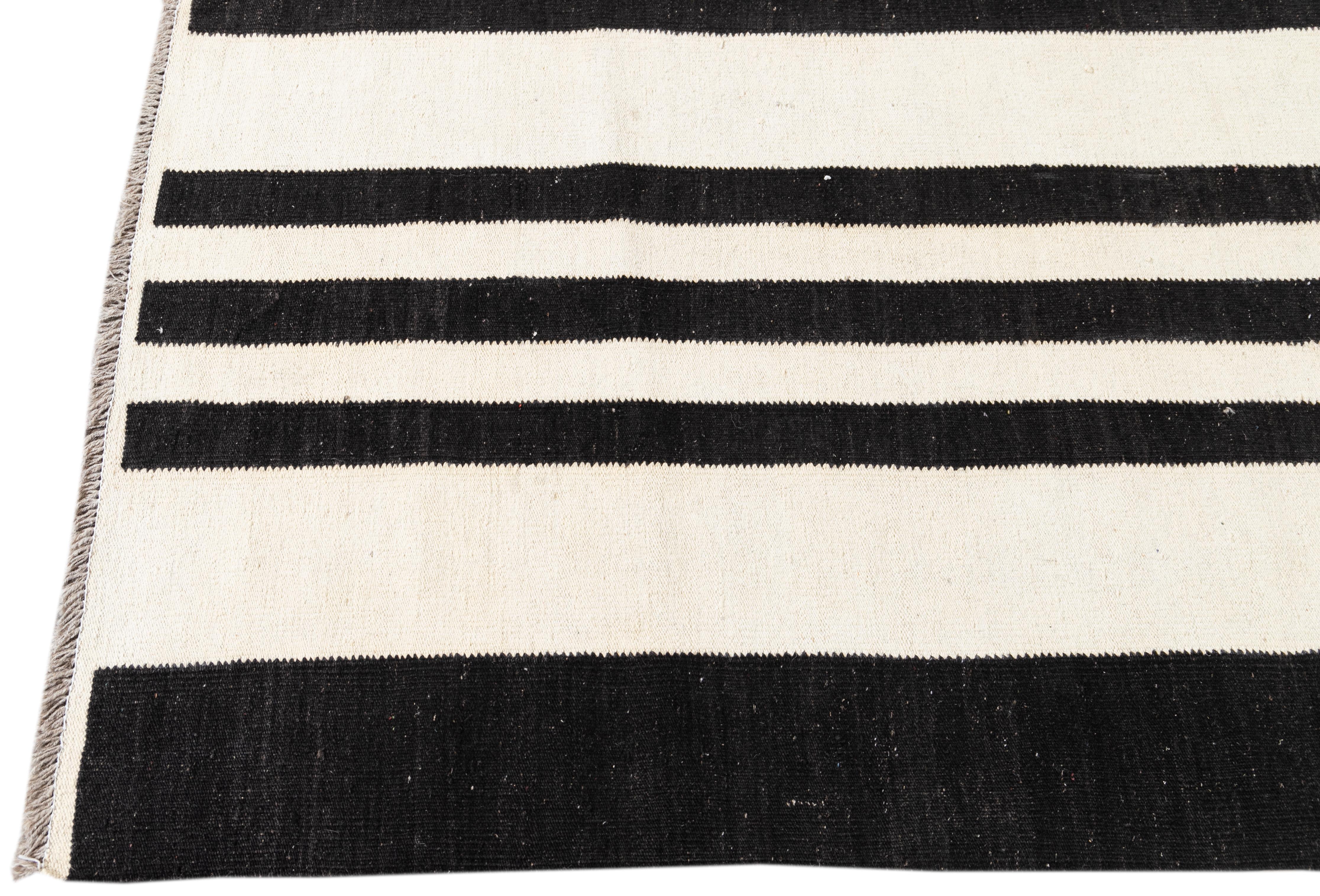 Hand-Woven 21st Century Modern Flat-Weave Kilim Rug For Sale