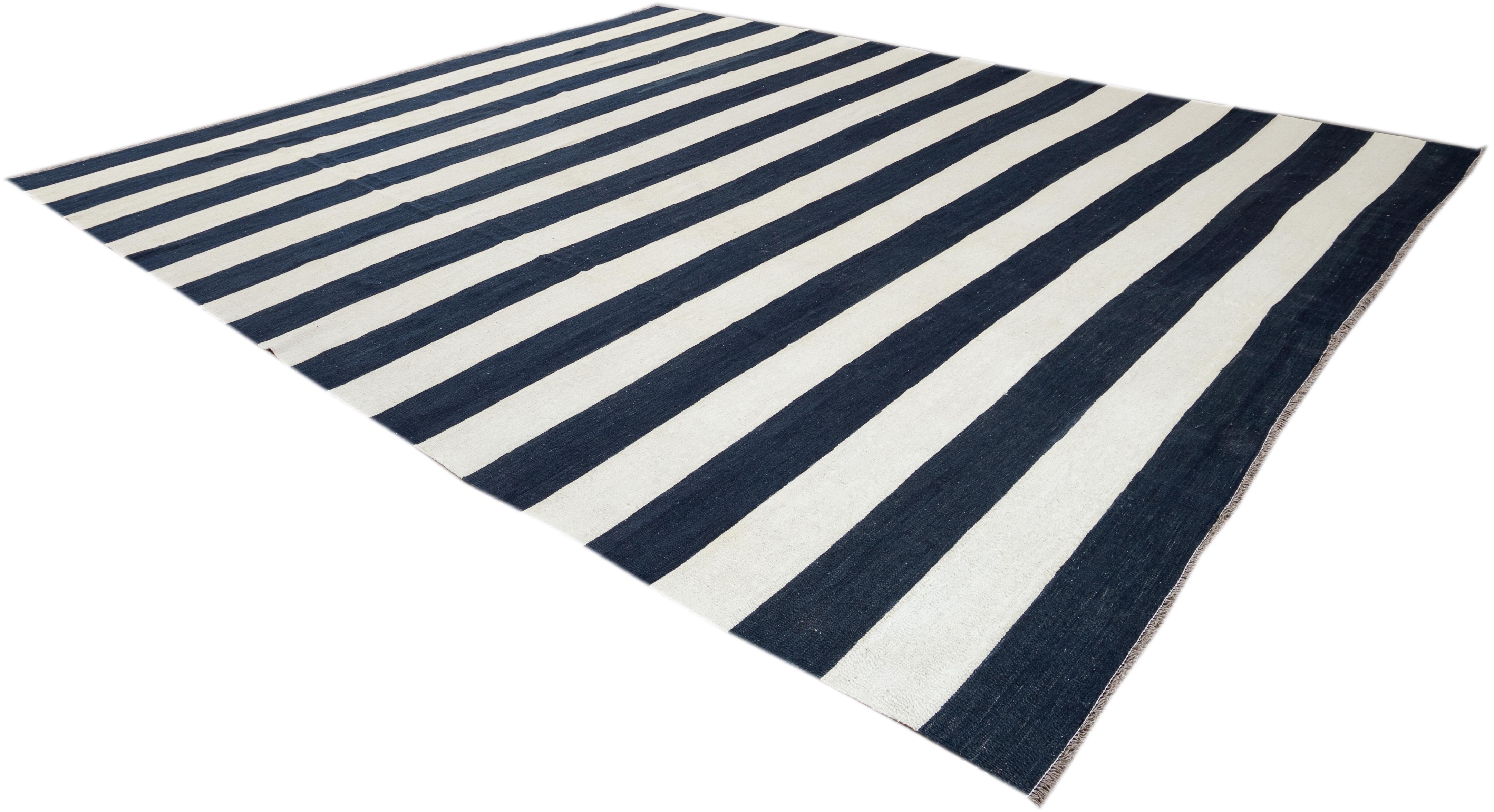 Contemporary 21st Century Modern Flat-Weave Kilim Rug For Sale