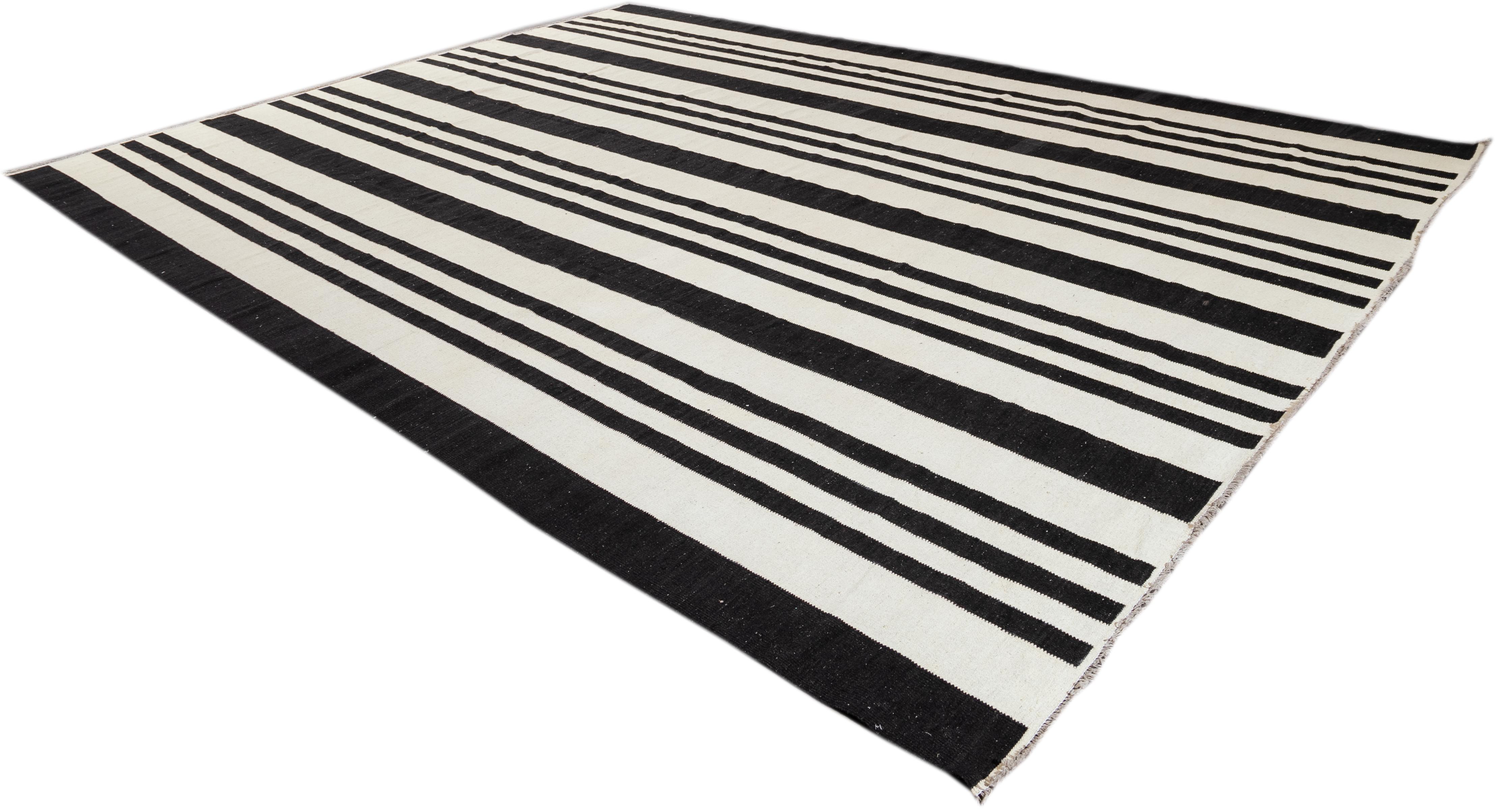 Contemporary 21st Century Modern Flat-Weave Kilim Rug For Sale