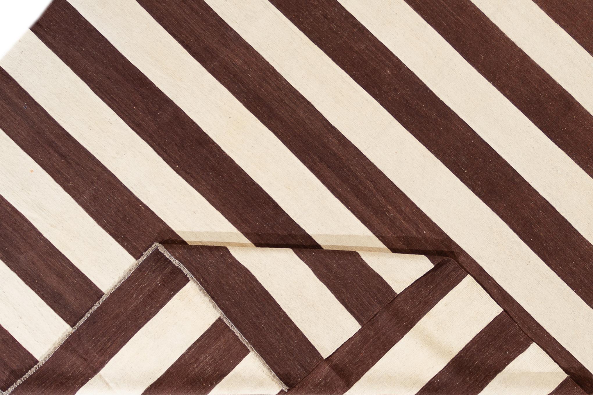 Schöner zeitgenössischer Kilim-Teppich des 21. Jahrhunderts, handgewebte Wolle in einem braun-weiß gestreiften Allover-Muster.

Dieser Teppich misst 10' 1