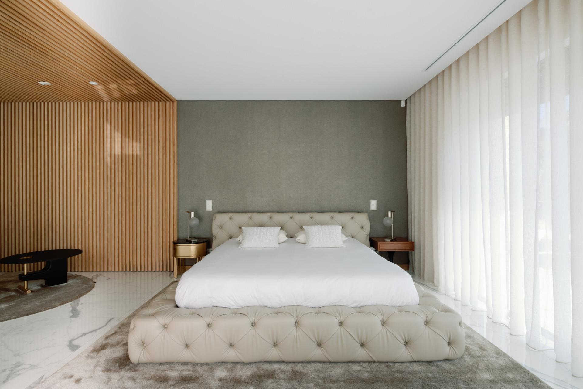 Flauschiges Bett, Modern Collection'S, handgefertigt in Portugal - Europa von GF Modern.

Das elegante Fluffy-Bett ist mit beigem, hochwertigem italienischem Capitonnè-Effektleder bezogen und verbindet modernen Komfort mit eleganten Details. Der