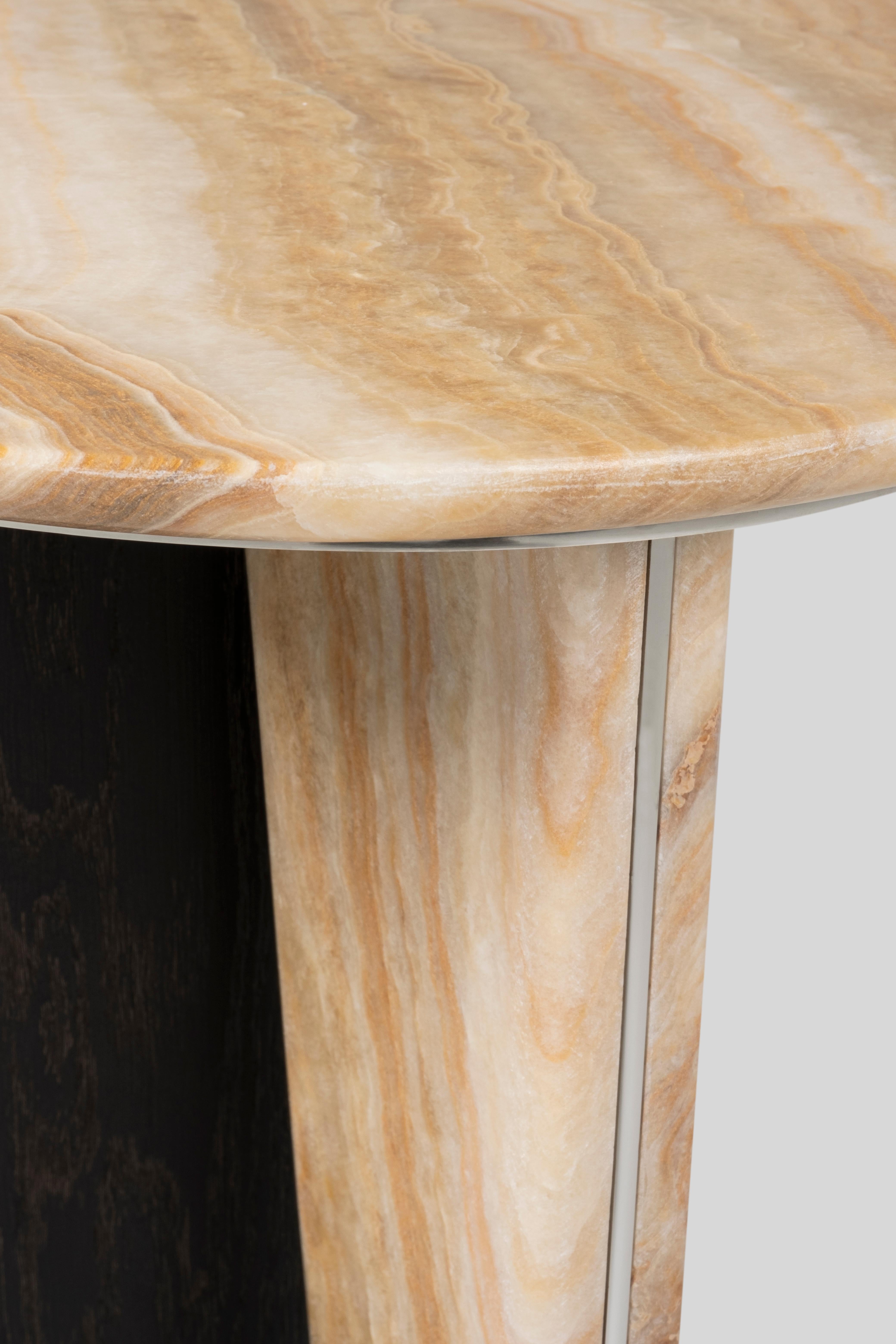 Laiton Table d'appoint moderne Foice, pierre d'onyx, fabriquée à la main au Portugal par Greenapple en vente