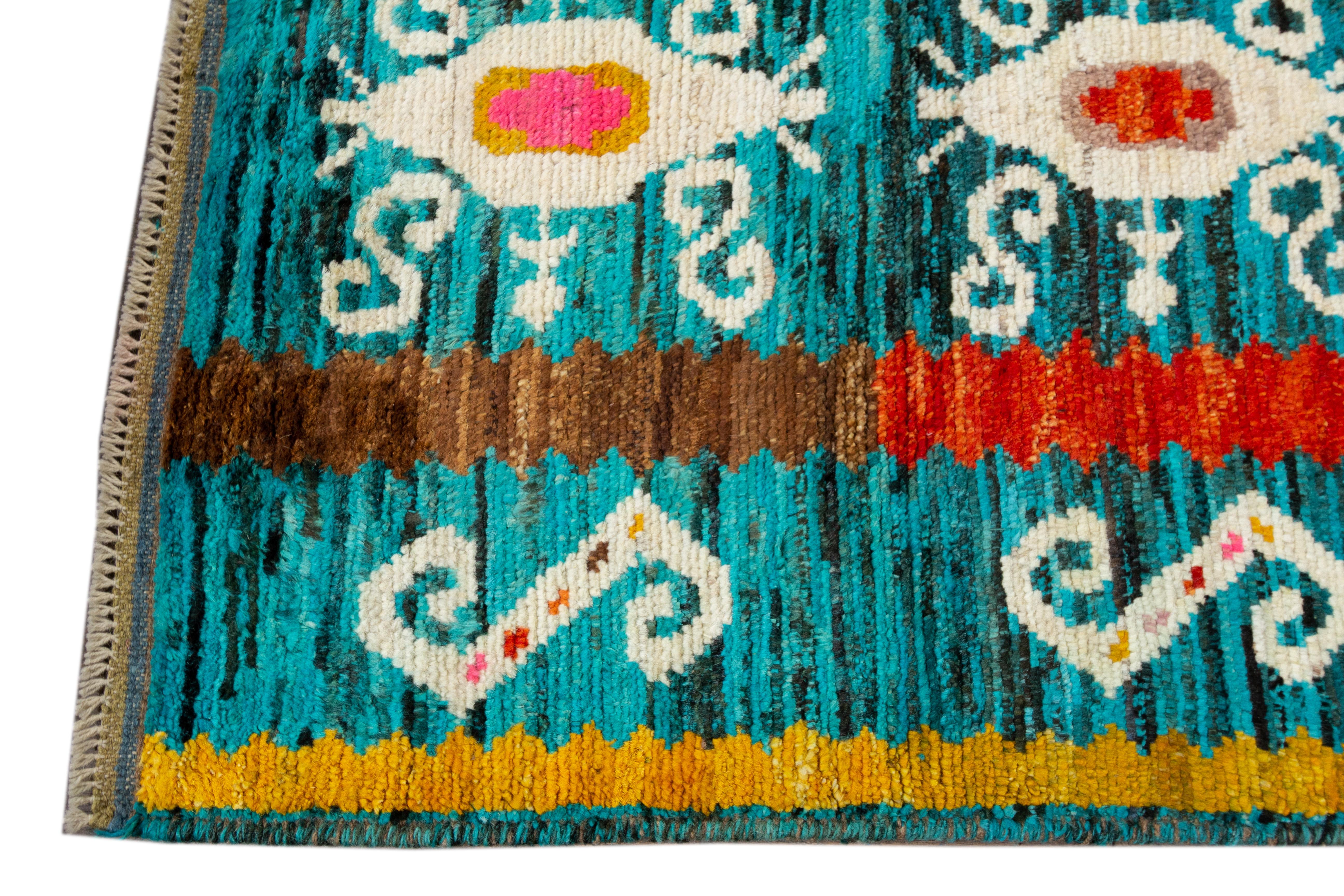 Schöner zeitgenössischer Läufer im Gabbeh-Stil, hergestellt aus hochwertigster Wolle, mit einem blauen Feld, mehrfarbigen Akzenten in einem All-Over-Stammes-Multimedaillon-Design.
Dieser Teppich misst 2' 9