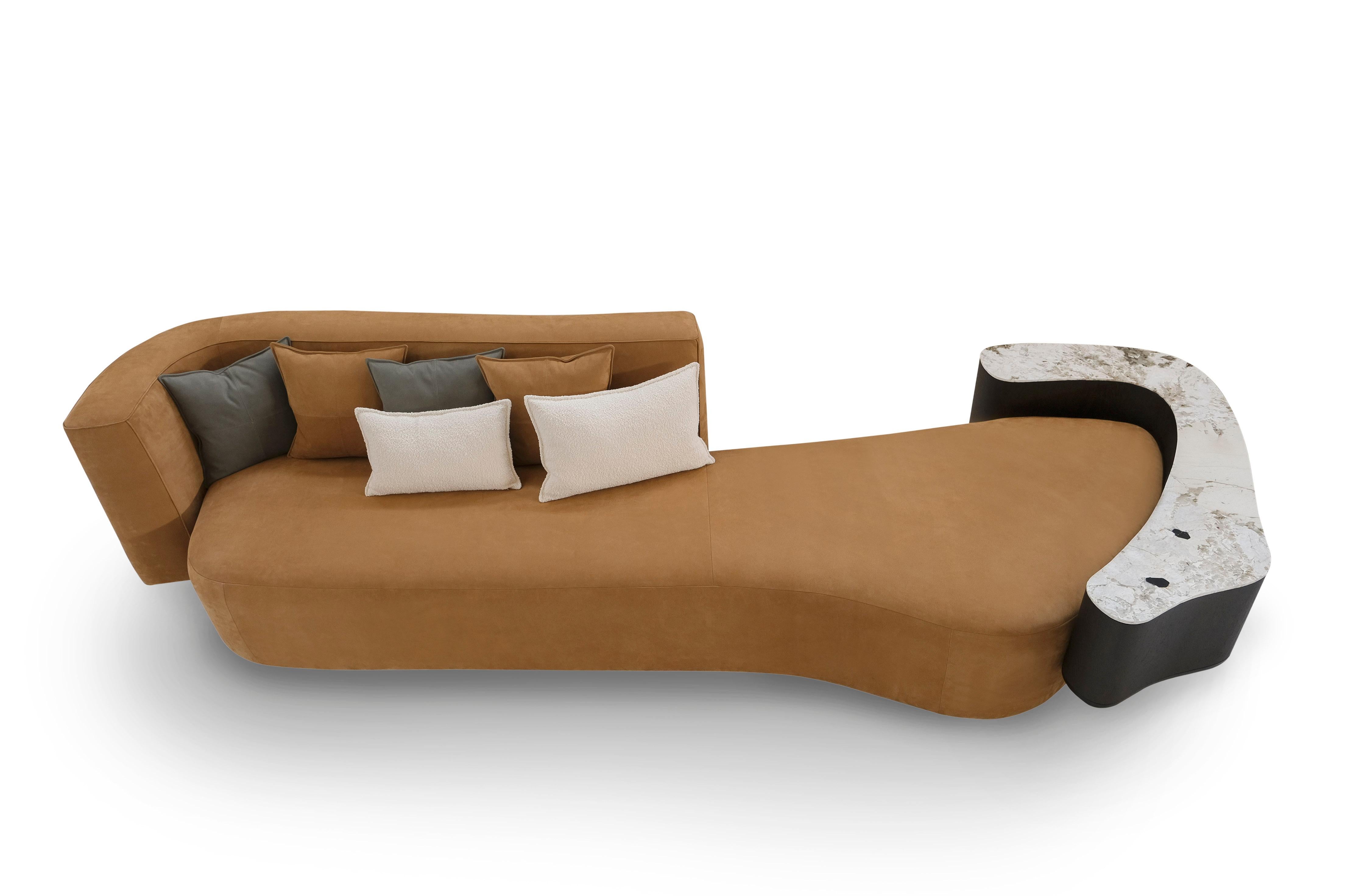 Galapinhos Lounge Sofa, Contemporary Collection, handgefertigt in Portugal - Europa von Greenapple.

Das Galapinhos-Ledersofa wurde entworfen, um die Essenz der Natur in den Innenraum zu bringen und sich von der faszinierenden Naturlandschaft des