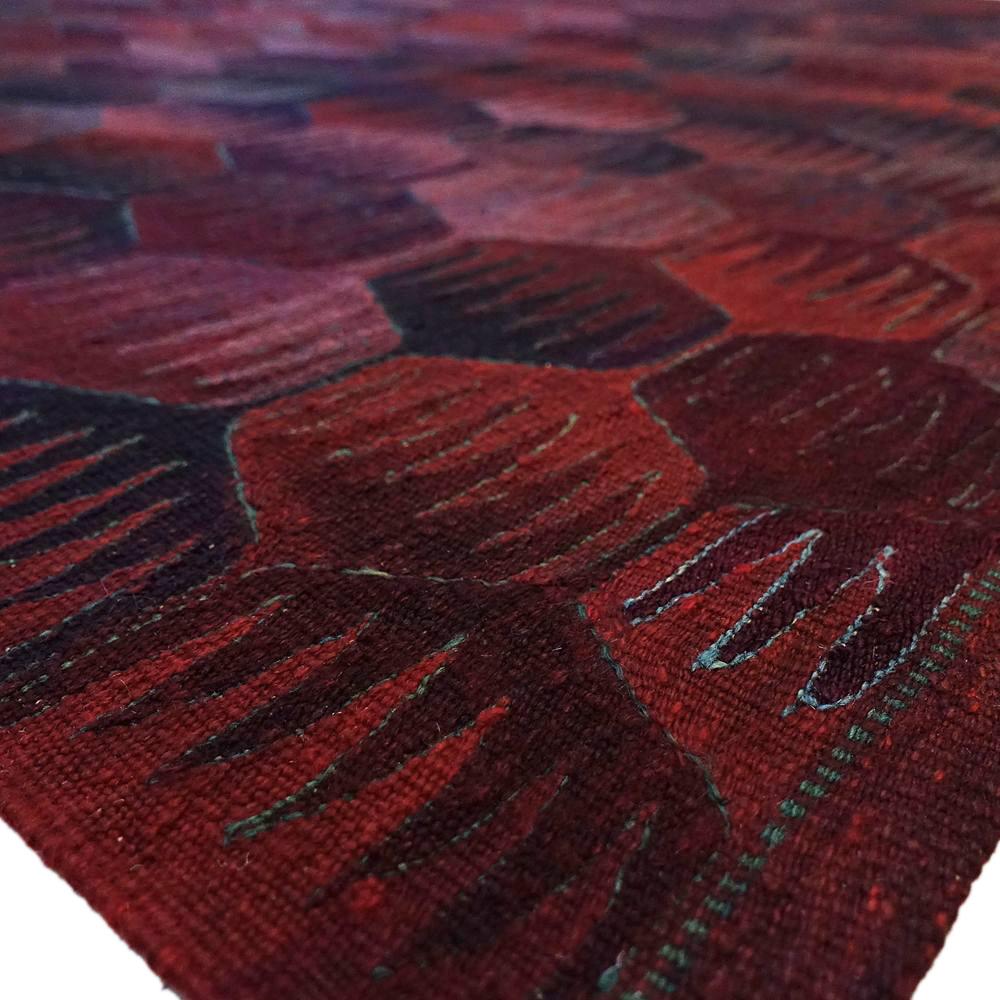 tapis Kilim moderne du 21ème siècle, tissé à la main en laine d'Anatolie.

Merveilleusement graphique, il convient à de nombreux styles d'ameublement modernes. Le kilim s'adapte, grâce à ses tons terreux et son motif pourtant abstrait, à de