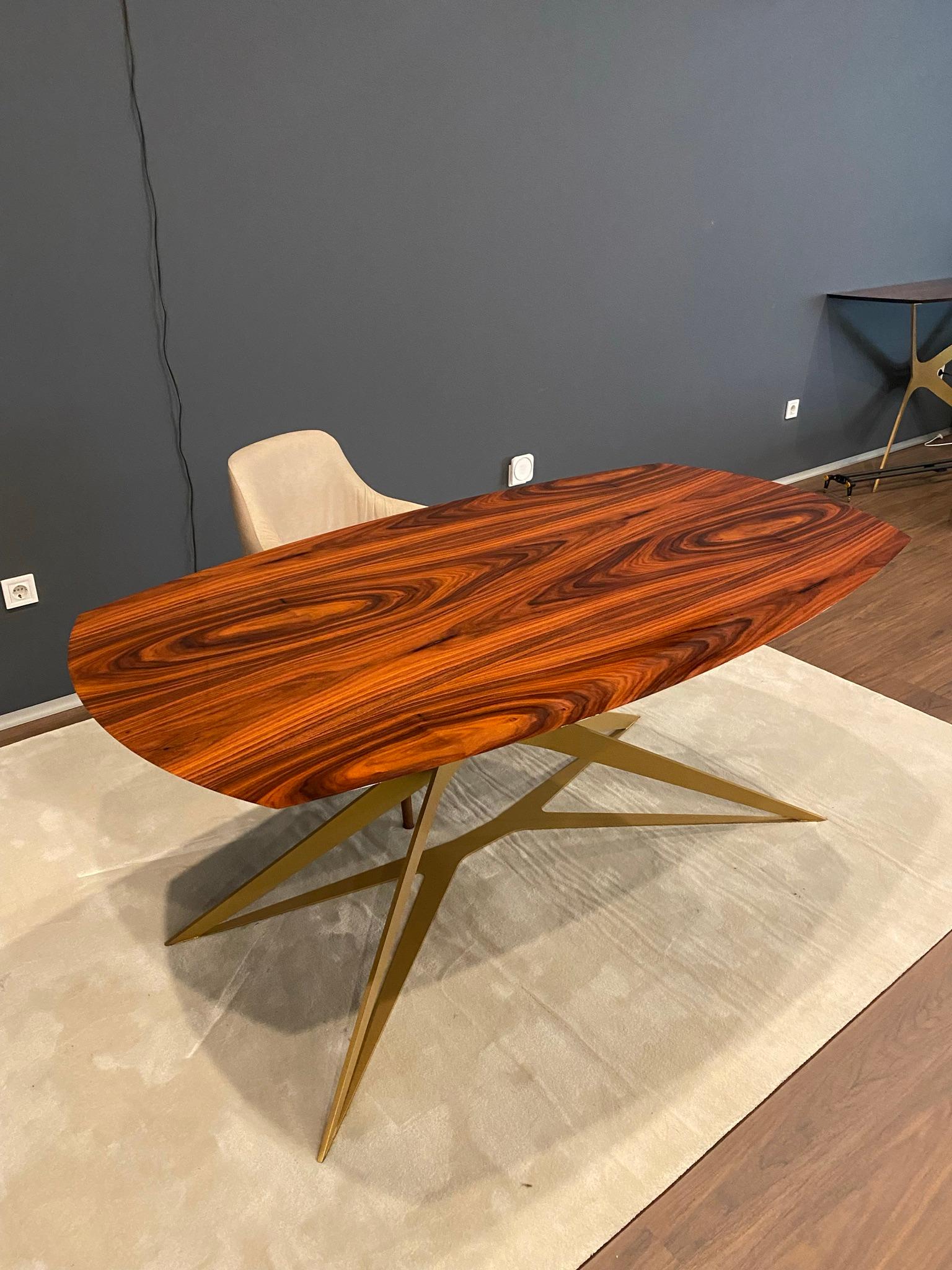 Portugais The Moderns Modern Office Writing Desk in High-Gloss Ironwood and Gold Lacquered Steel (Bureau de travail moderne en bois de fer brillant et acier laqué or) en vente