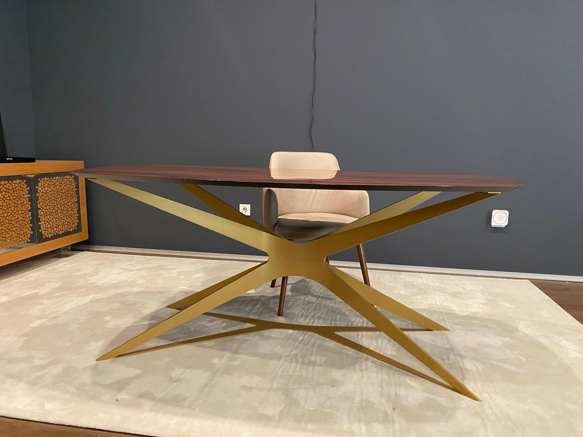 Placage The Moderns Modern Office Writing Desk in High-Gloss Ironwood and Gold Lacquered Steel (Bureau de travail moderne en bois de fer brillant et acier laqué or) en vente