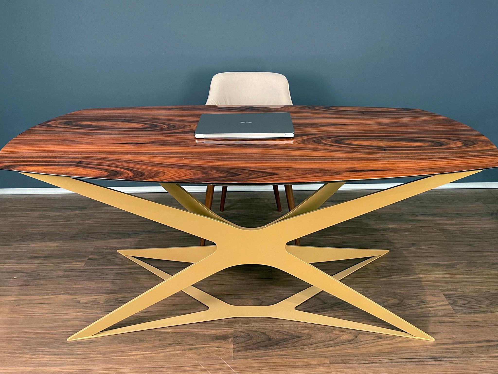 Moderner Schreibtisch für das Home Office aus hochglänzendem Eisenholz und goldlackiertem Stahl im Angebot 3