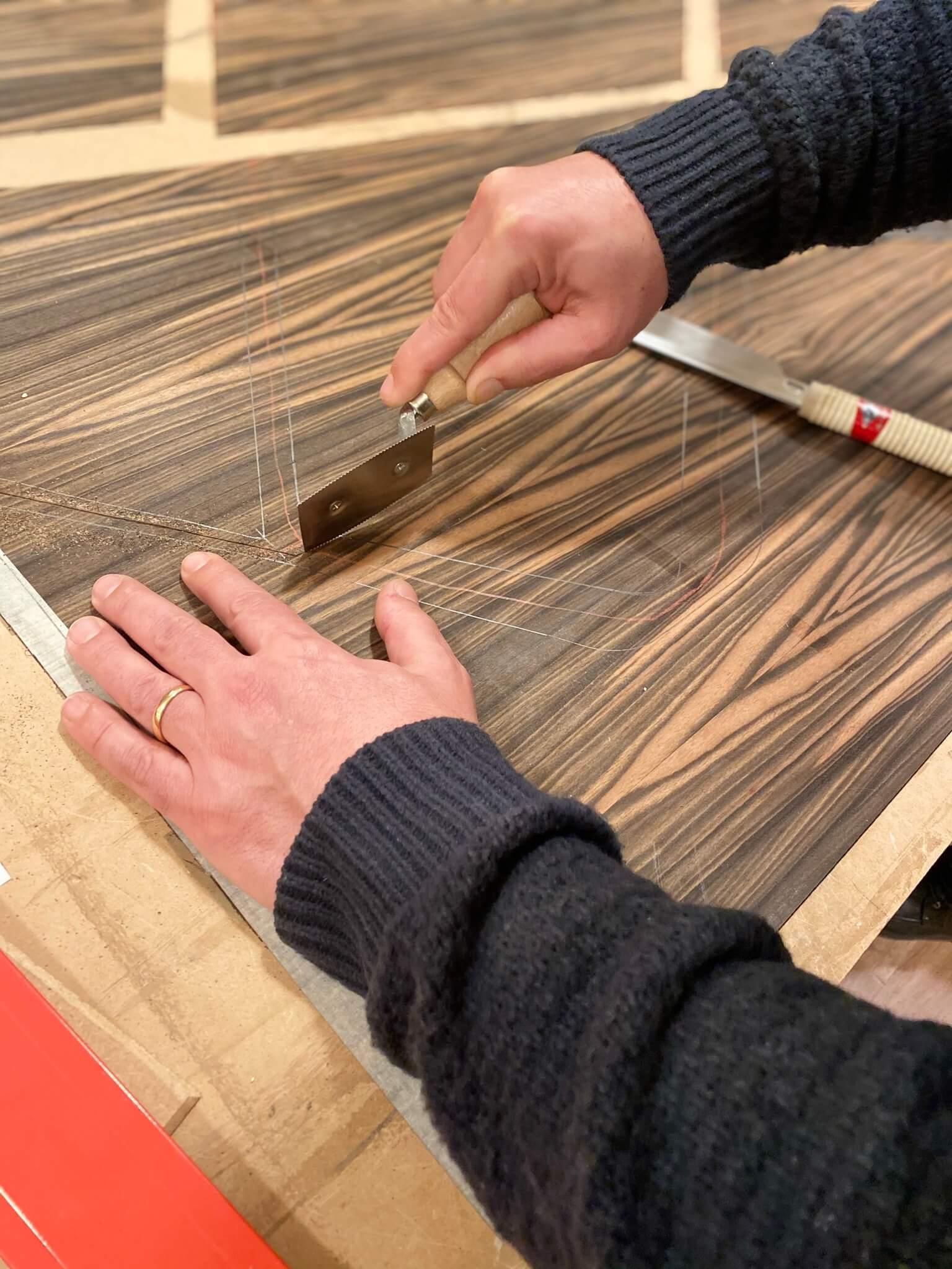 Organischer moderner Akzent-Schreibtisch aus Nussbaumholz, gebürstetem Edelstahl (Portugiesisch) im Angebot