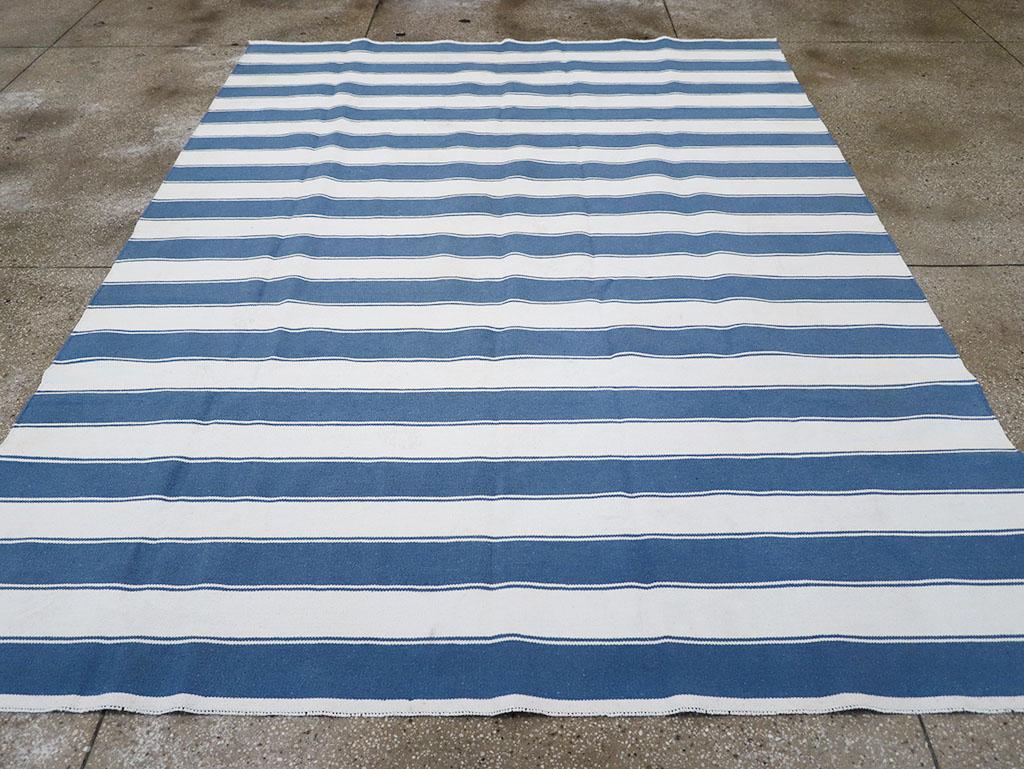 Dieser indische Flachgewebe-Dhurrie-Teppich des 21. Jahrhunderts mit den Maßen 7' 10