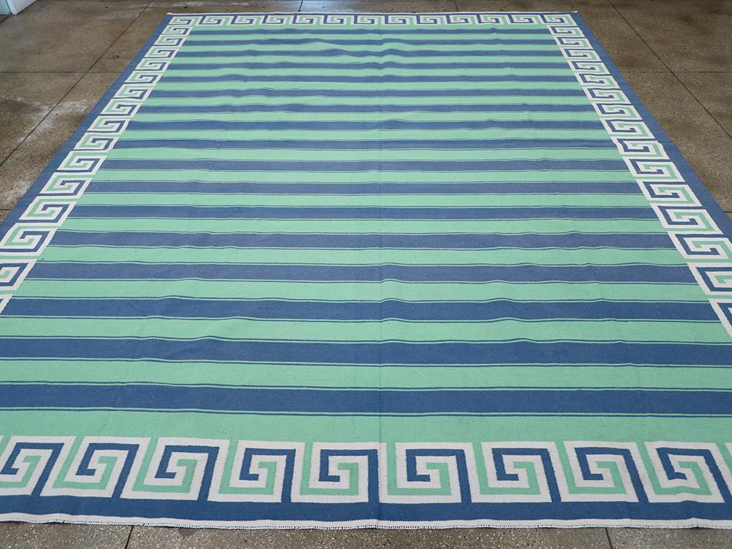 Dieser indische Flachgewebe-Dhurrie-Teppich des 21. Jahrhunderts mit den Maßen 12' 0