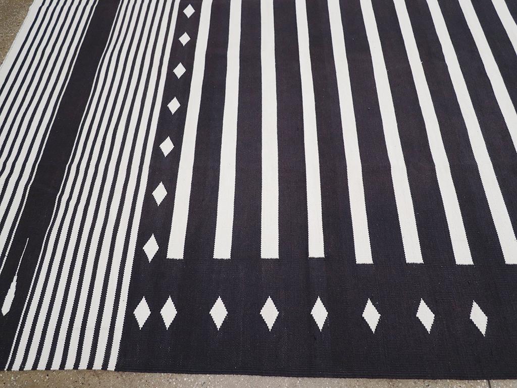 21st Century Modern Indian Flatweave Dhurrie Large Room Size Carpet In New Condition For Sale In New York, NY