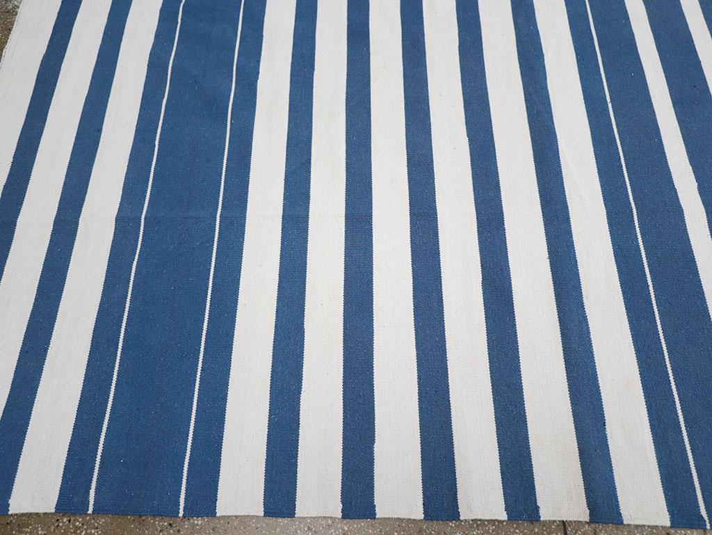 Indischer Flachgewebe Dhurrie-Teppich in Zimmergröße, 21. Jahrhundert Moderner indischer Flachgewebe im Zustand „Neu“ im Angebot in New York, NY