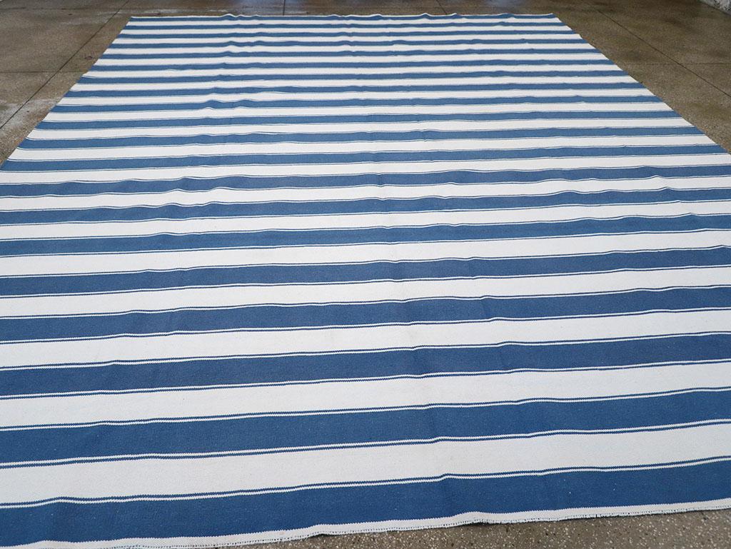 Indischer Flachgewebe Dhurrie-Teppich in Zimmergröße, 21. Jahrhundert Moderner indischer Flachgewebe (21. Jahrhundert und zeitgenössisch) im Angebot