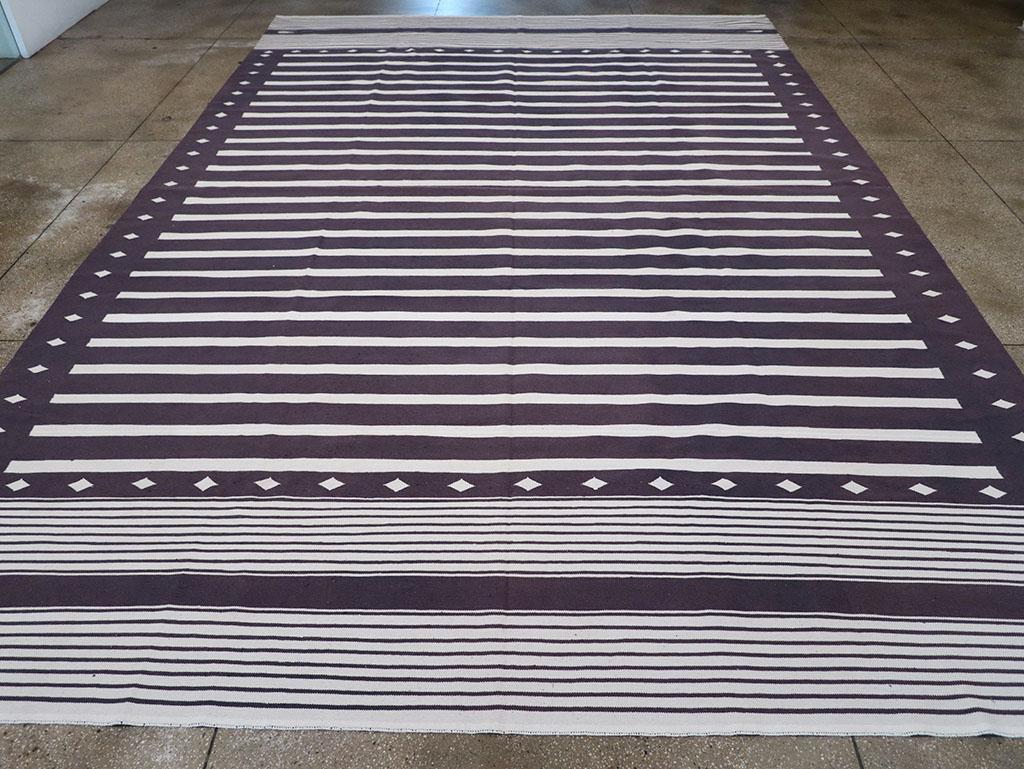 Dieser indische Flachgewebe-Dhurrie-Teppich des 21. Jahrhunderts mit den Maßen 11' 8
