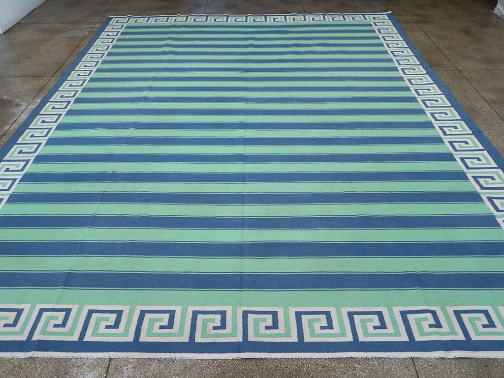 Dieser indische Flachgewebe-Dhurrie-Teppich des 21. Jahrhunderts mit den Maßen 13' 0