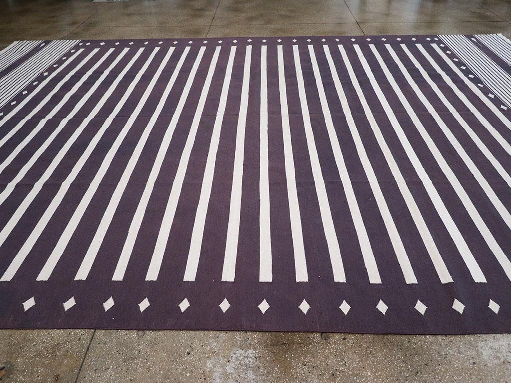 Moderner indischer Flachgewebe Dhurrie Oversize-Teppich des 21. Jahrhunderts (Indisch) im Angebot