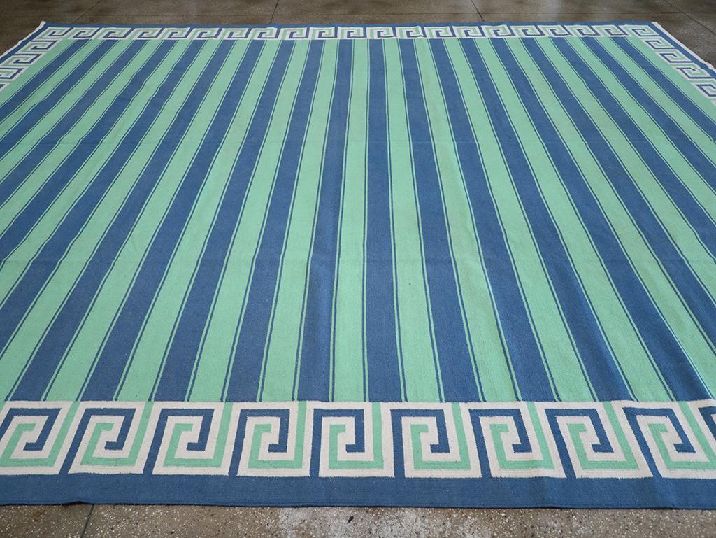Moderner indischer Flachgewebe Dhurrie Oversize-Teppich des 21. Jahrhunderts (Indisch) im Angebot