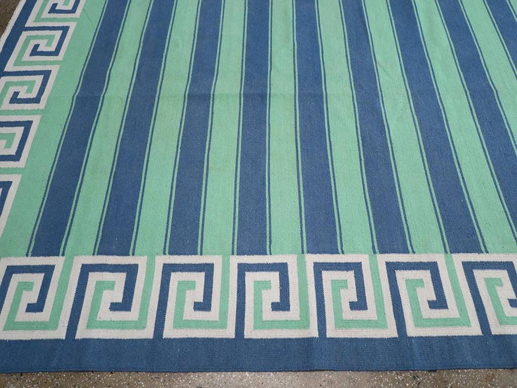 Moderner indischer Flachgewebe Dhurrie Oversize-Teppich des 21. Jahrhunderts (Handgewebt) im Angebot