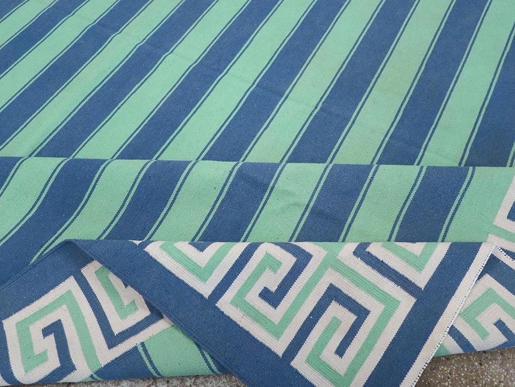 Moderner indischer Flachgewebe Dhurrie Oversize-Teppich des 21. Jahrhunderts (21. Jahrhundert und zeitgenössisch) im Angebot