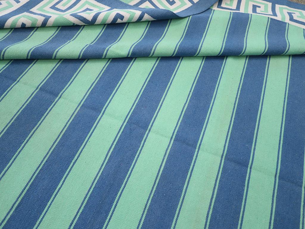 Moderner indischer Flachgewebe Dhurrie Oversize-Teppich des 21. Jahrhunderts (Baumwolle) im Angebot