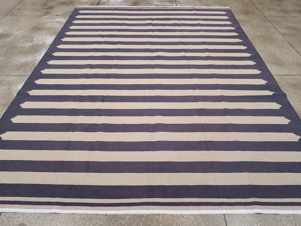 Ce tapis indien Dhurrie à tissage plat du 21e siècle, mesurant 8' 11