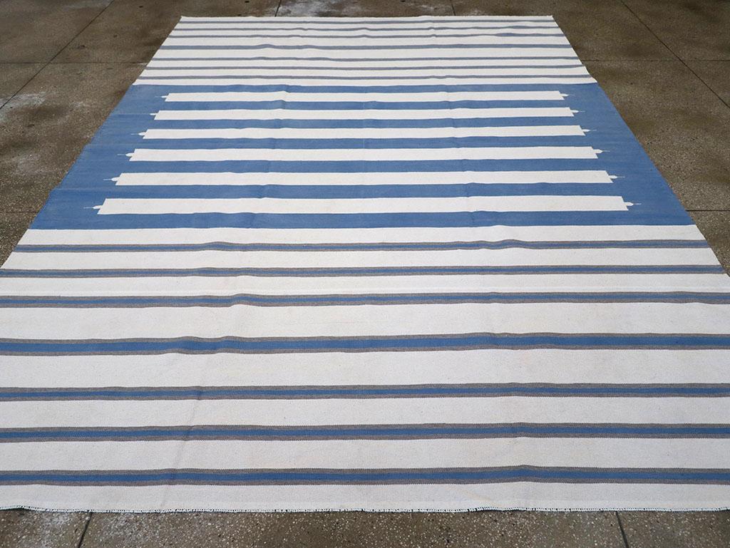 Ce tapis indien Dhurrie à tissage plat du 21ème siècle, mesurant 9' 8