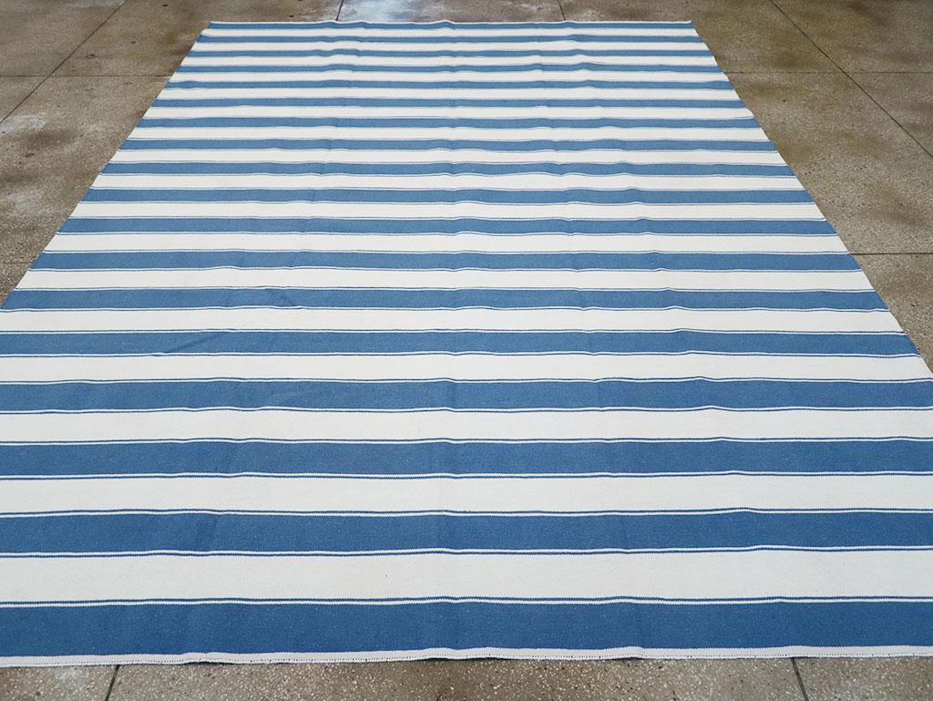 Ce tapis indien Dhurrie à tissage plat du 21ème siècle, mesurant 9' 9
