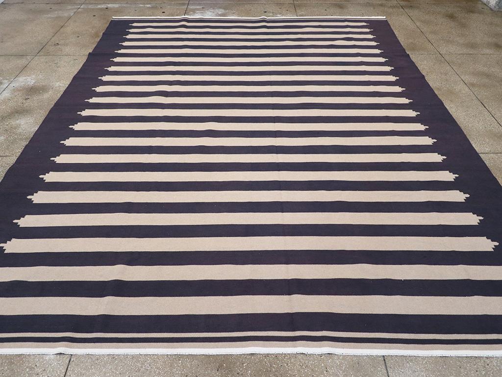 Ce tapis indien Dhurrie à tissage plat du 21e siècle, mesurant 11' 2