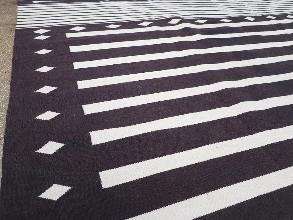 Kilim Tappeto indiano moderno del 21° secolo a tessitura piatta Dhurrie per ambienti in vendita