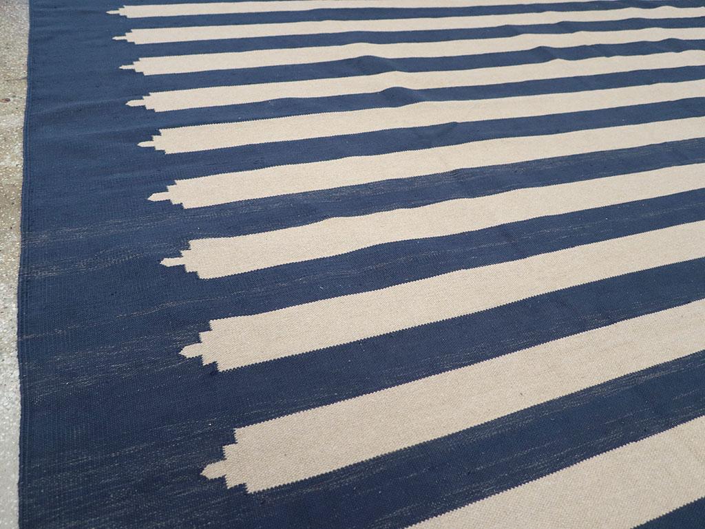Kilim Tappeto indiano moderno del 21° secolo a tessitura piatta Dhurrie per ambienti in vendita