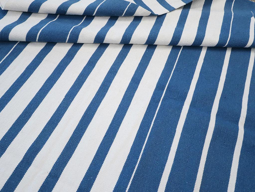 Cotone Tappeto indiano moderno del 21° secolo a tessitura piatta Dhurrie per ambienti in vendita