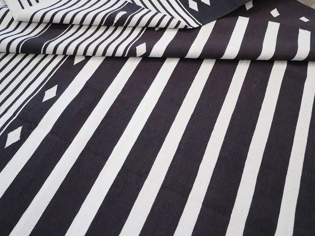 Cotone Tappeto indiano moderno del 21° secolo a tessitura piatta Dhurrie per ambienti in vendita