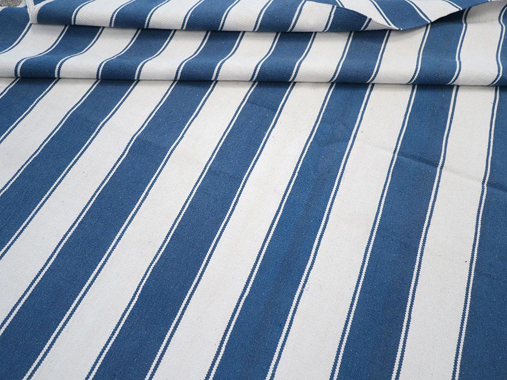 Cotone Tappeto indiano moderno del 21° secolo a tessitura piatta Dhurrie per ambienti in vendita